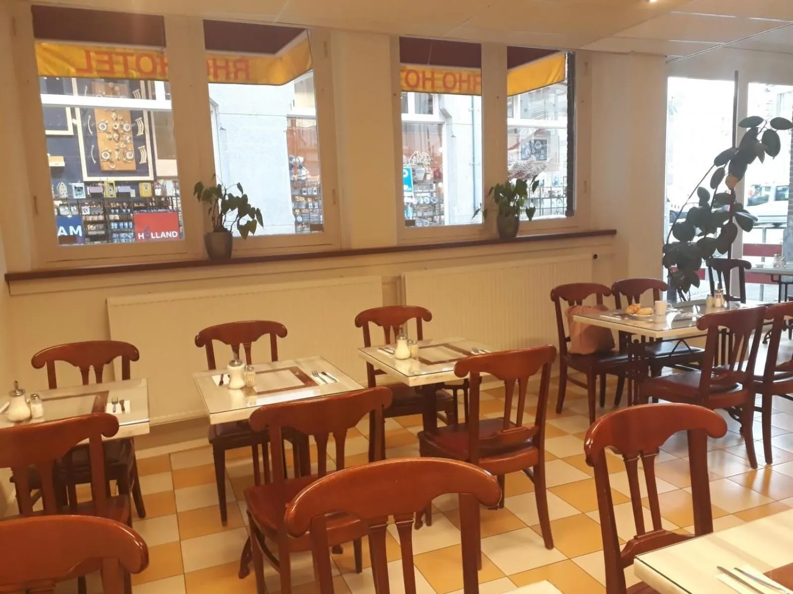 Restaurant/places to eat in Rho Hotel