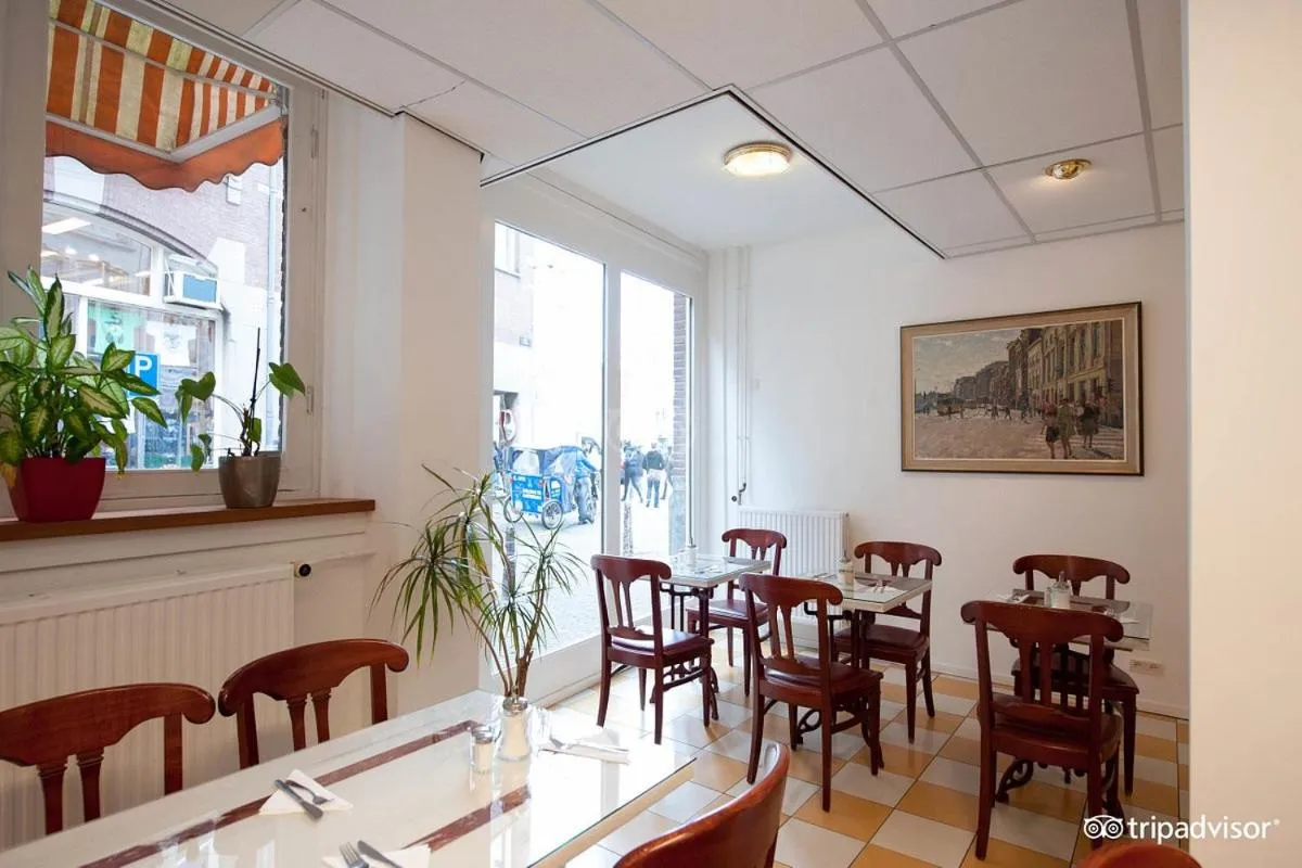 Restaurant/places to eat in Rho Hotel