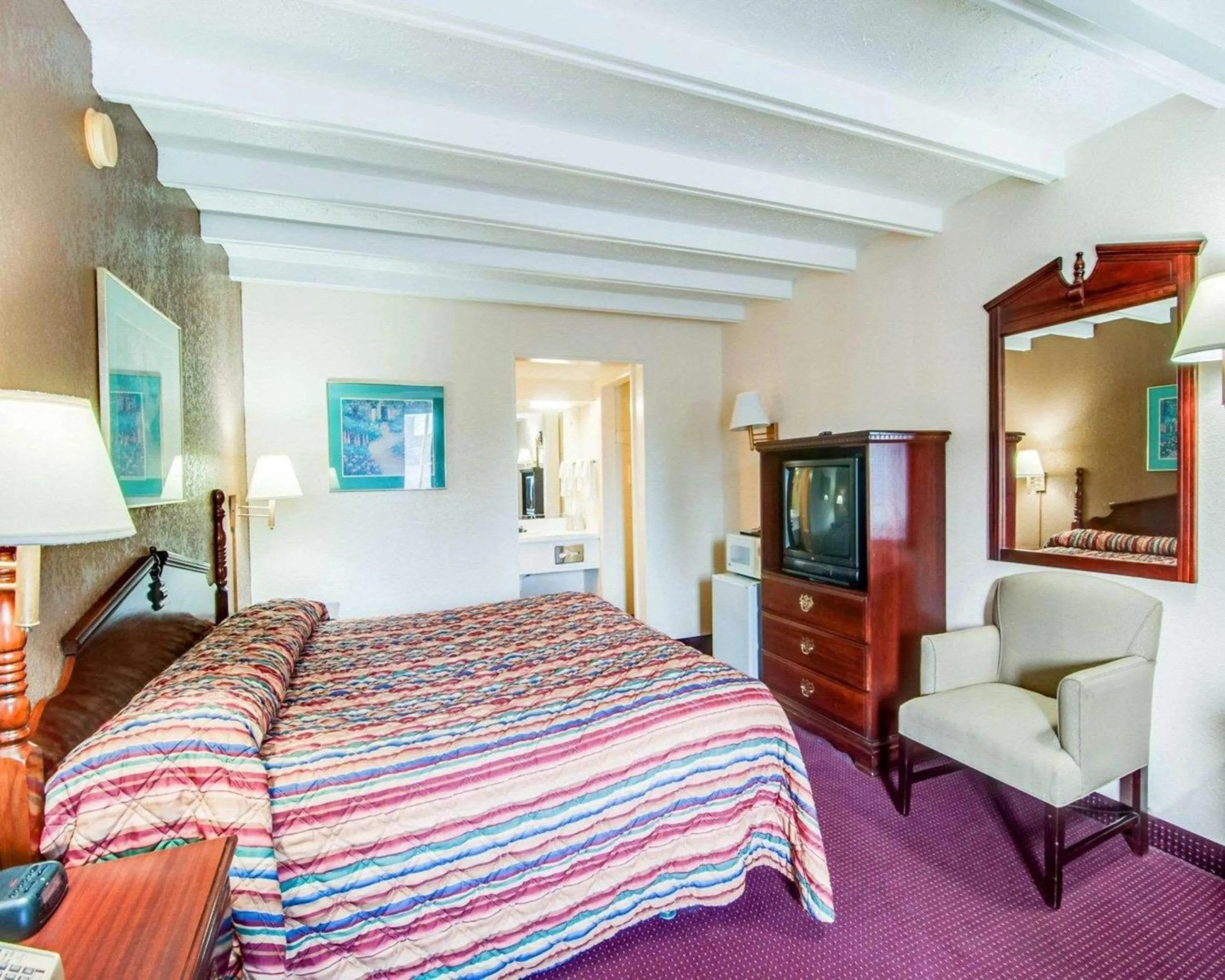 Bedroom, Bed in Econo Lodge Galax