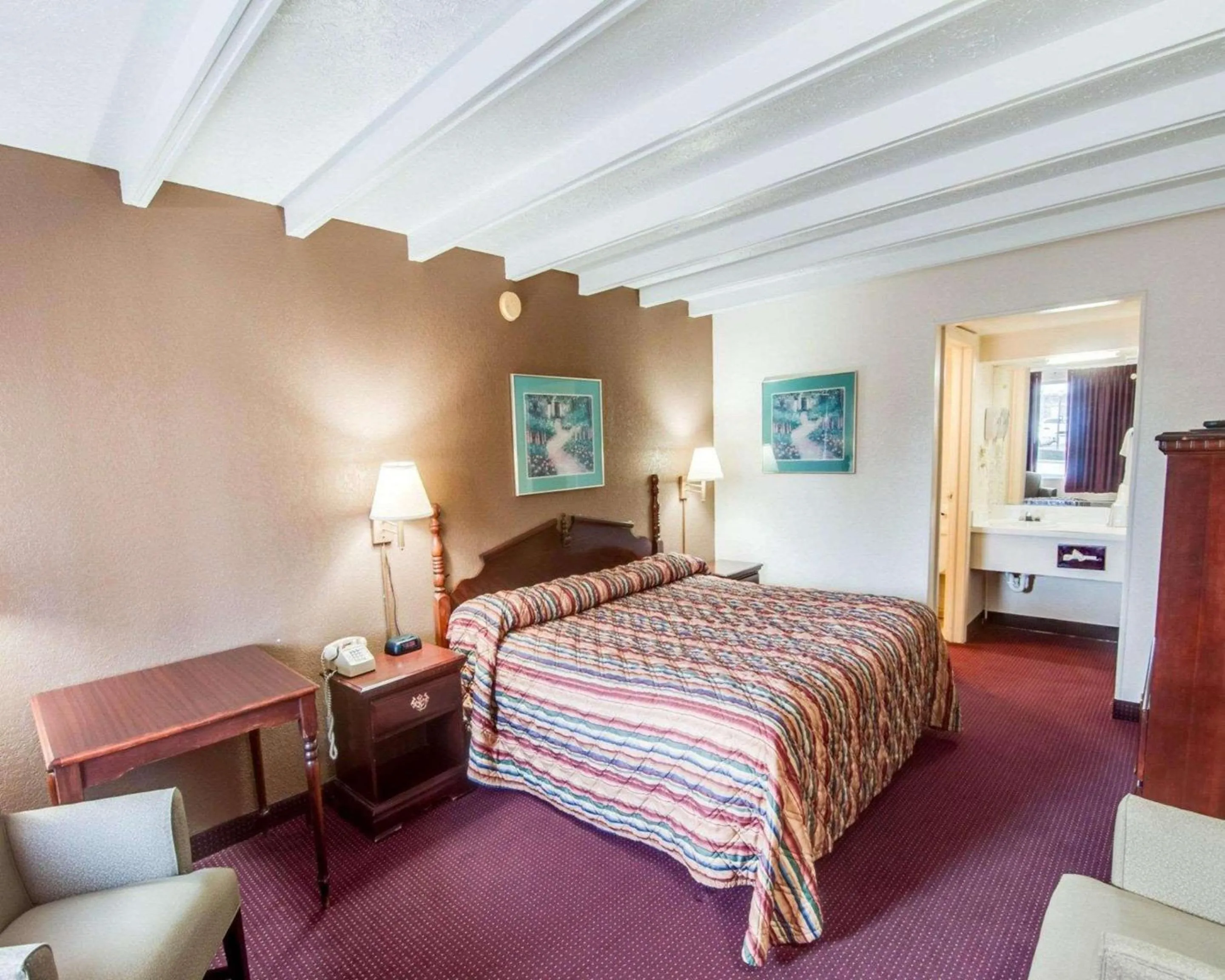 Bedroom, Bed in Econo Lodge Galax