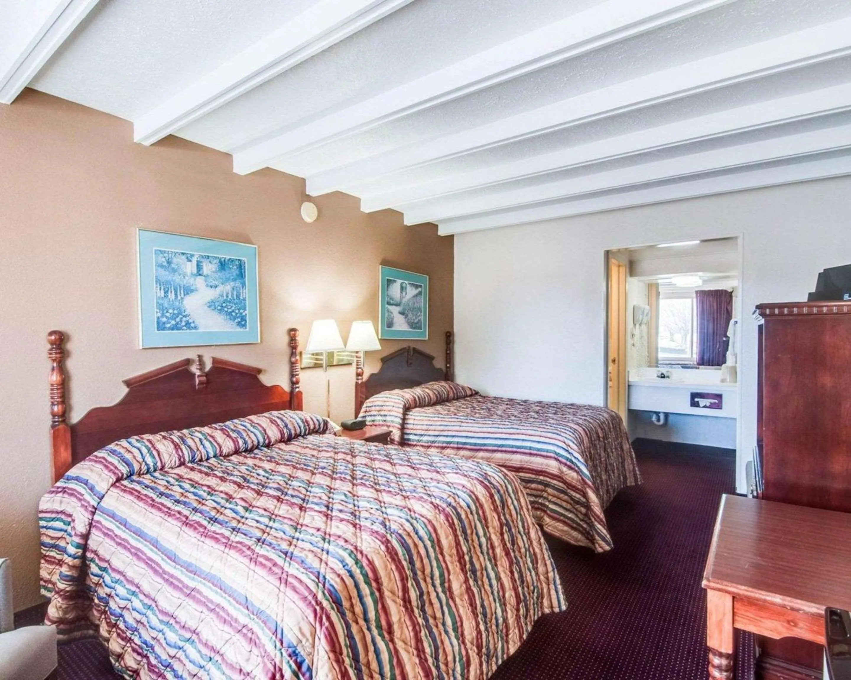 Bedroom, Bed in Econo Lodge Galax