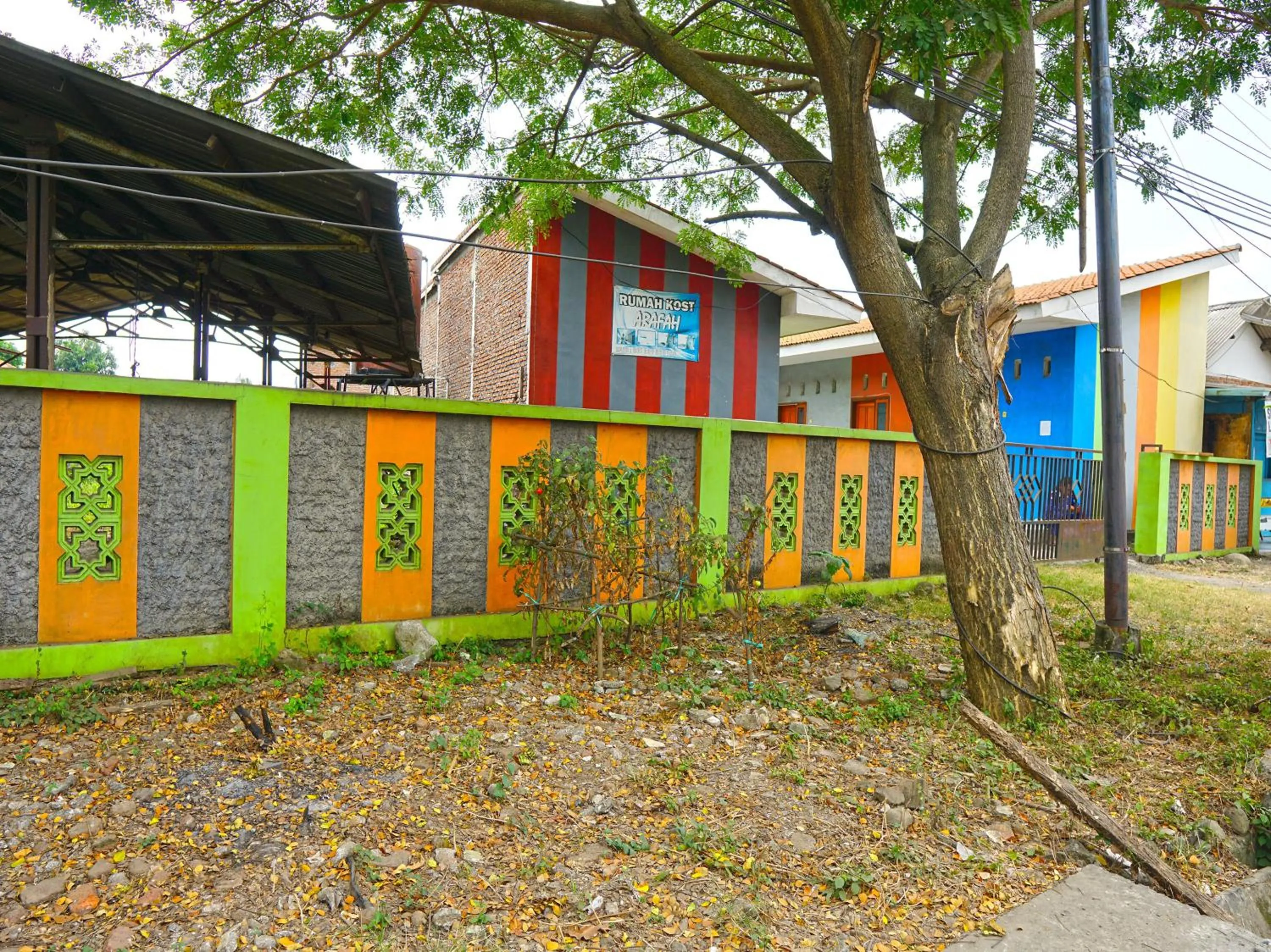 Facade/entrance in Hotel O Rumah Kos Arafah Syariah