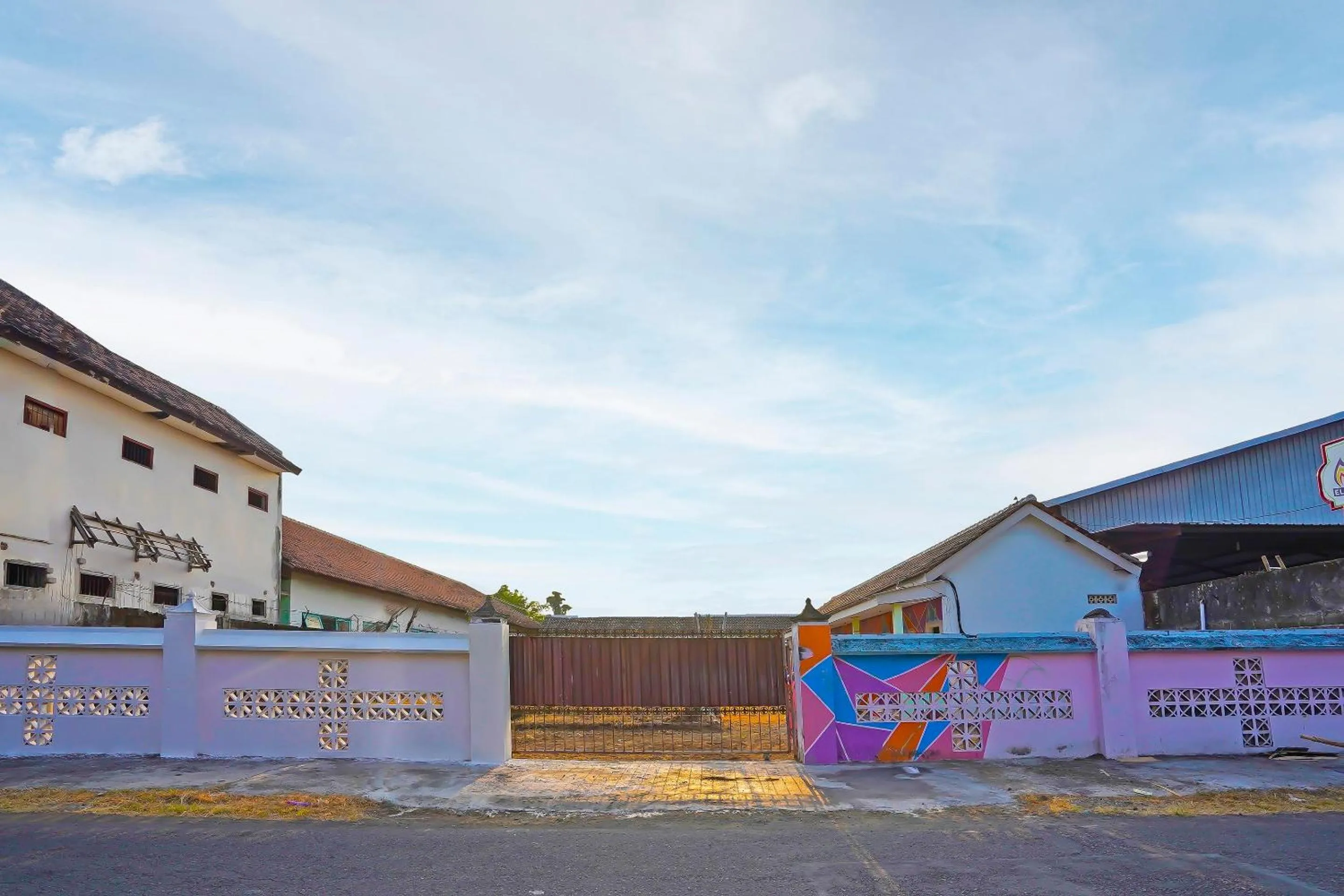 Facade/entrance in Hotel O Guesthouse Prima SyariahNearGPdI Anugerah
