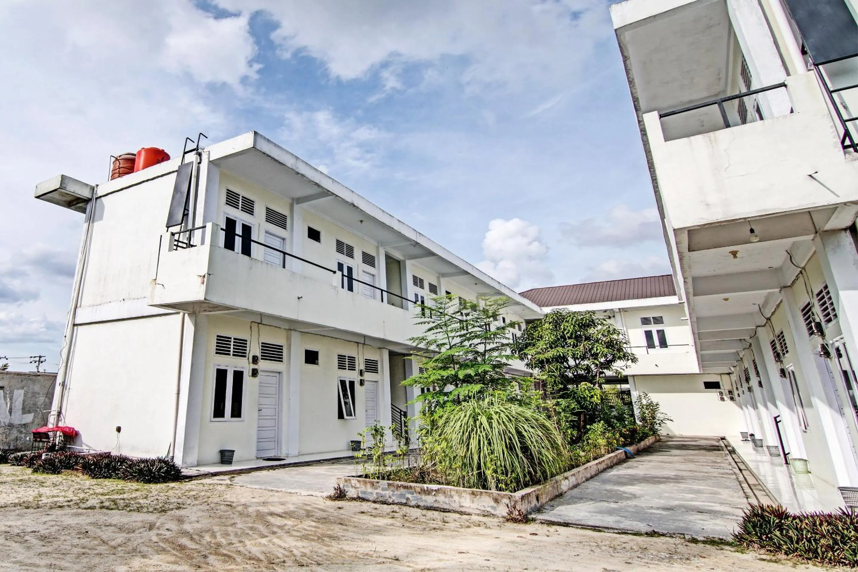 Facade/entrance in Hotel O Anugrah Jaya Syariah Near Sekolah Dasar Negeri 018 Desa Kubang Jaya