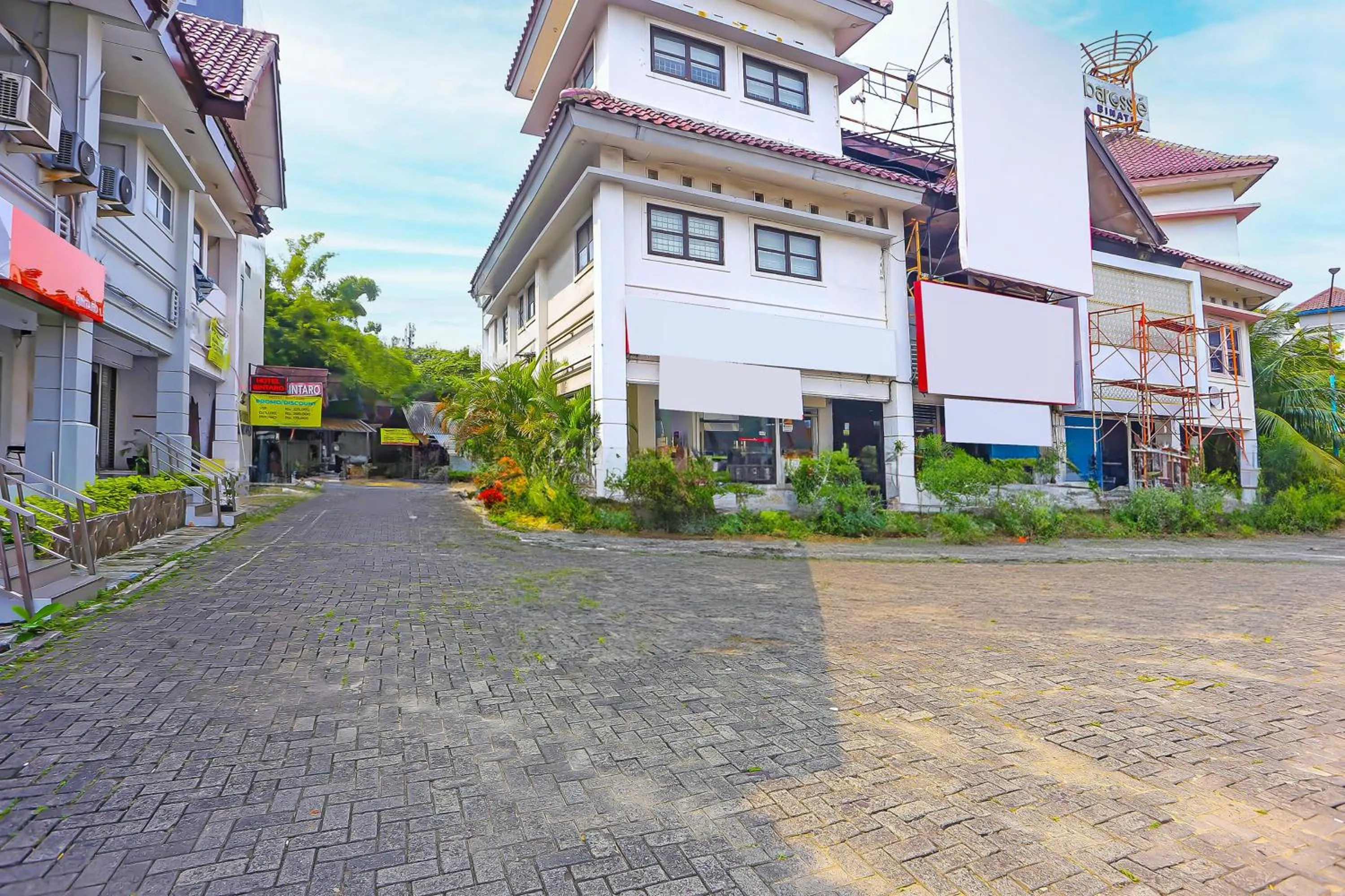 Facade/entrance in Hotel O Bintaro