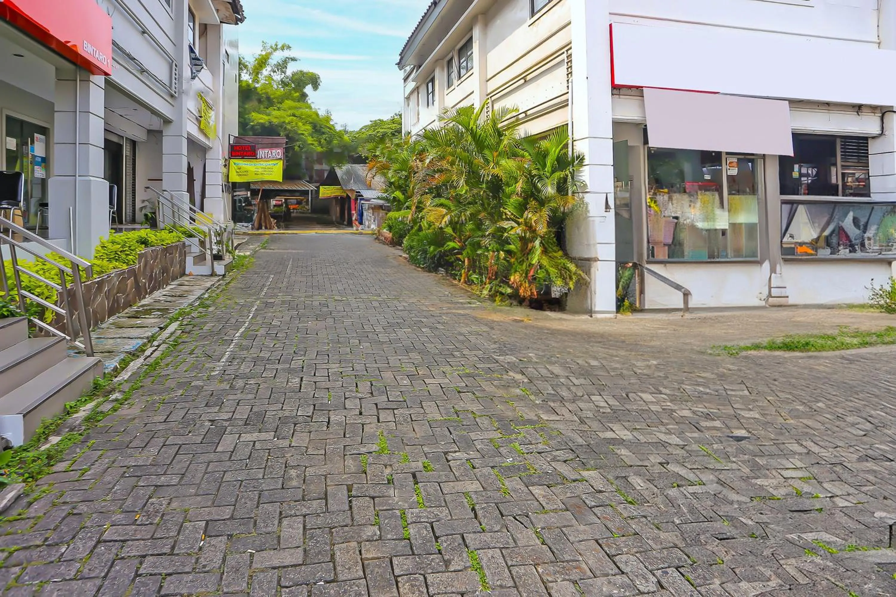 Facade/entrance in Hotel O Bintaro