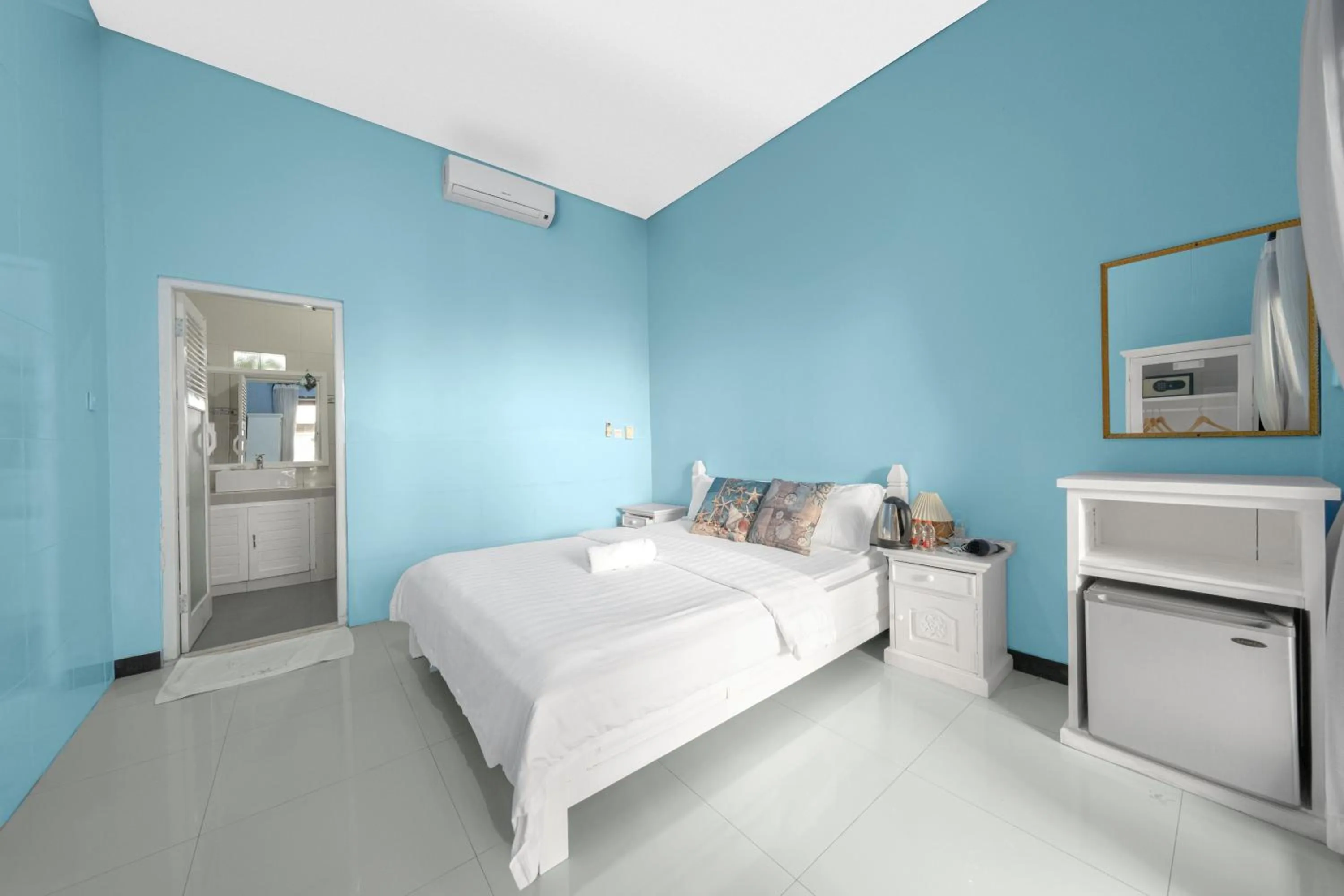 Bed in Dive & Dwell Tulamben