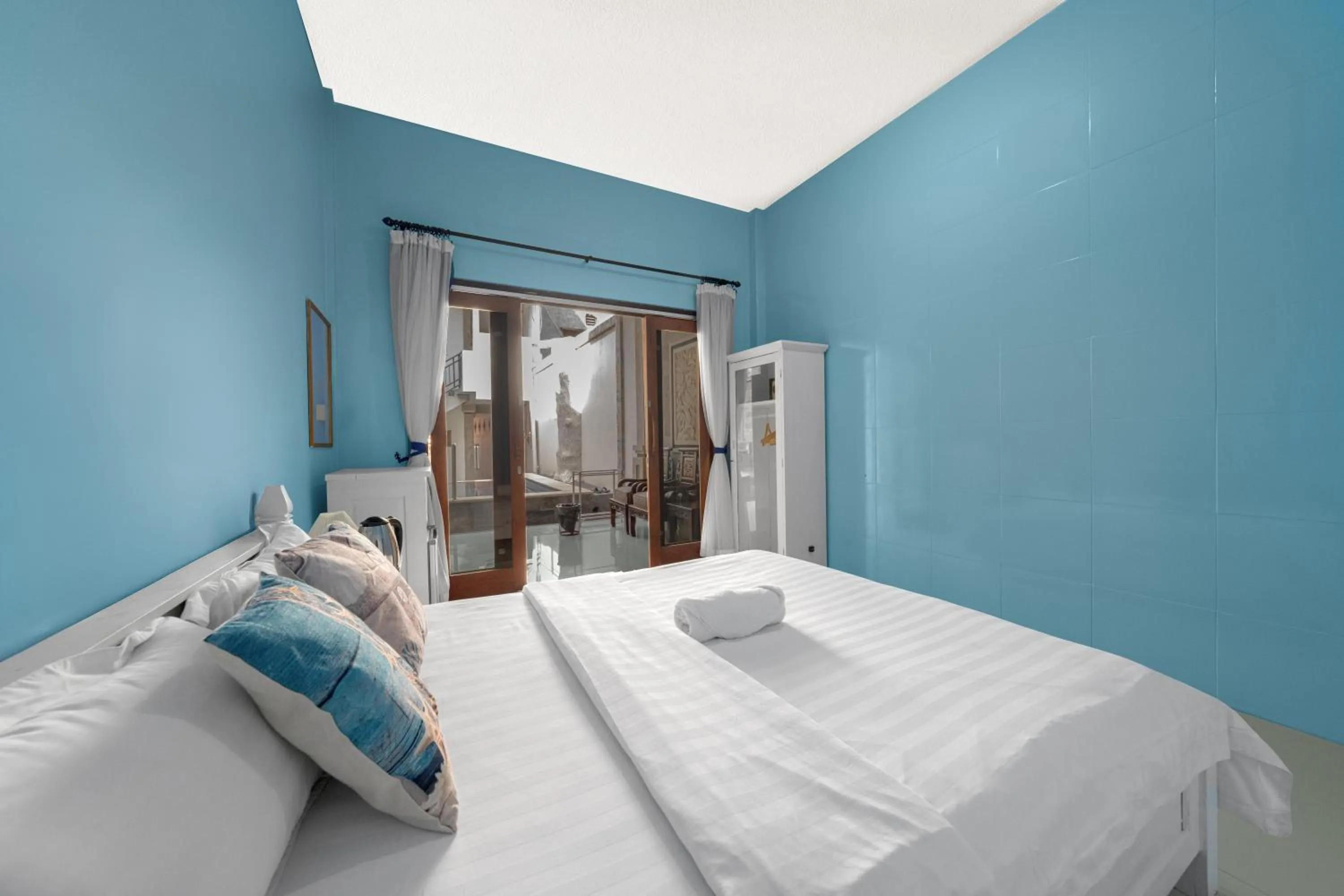 Bed in Dive & Dwell Tulamben