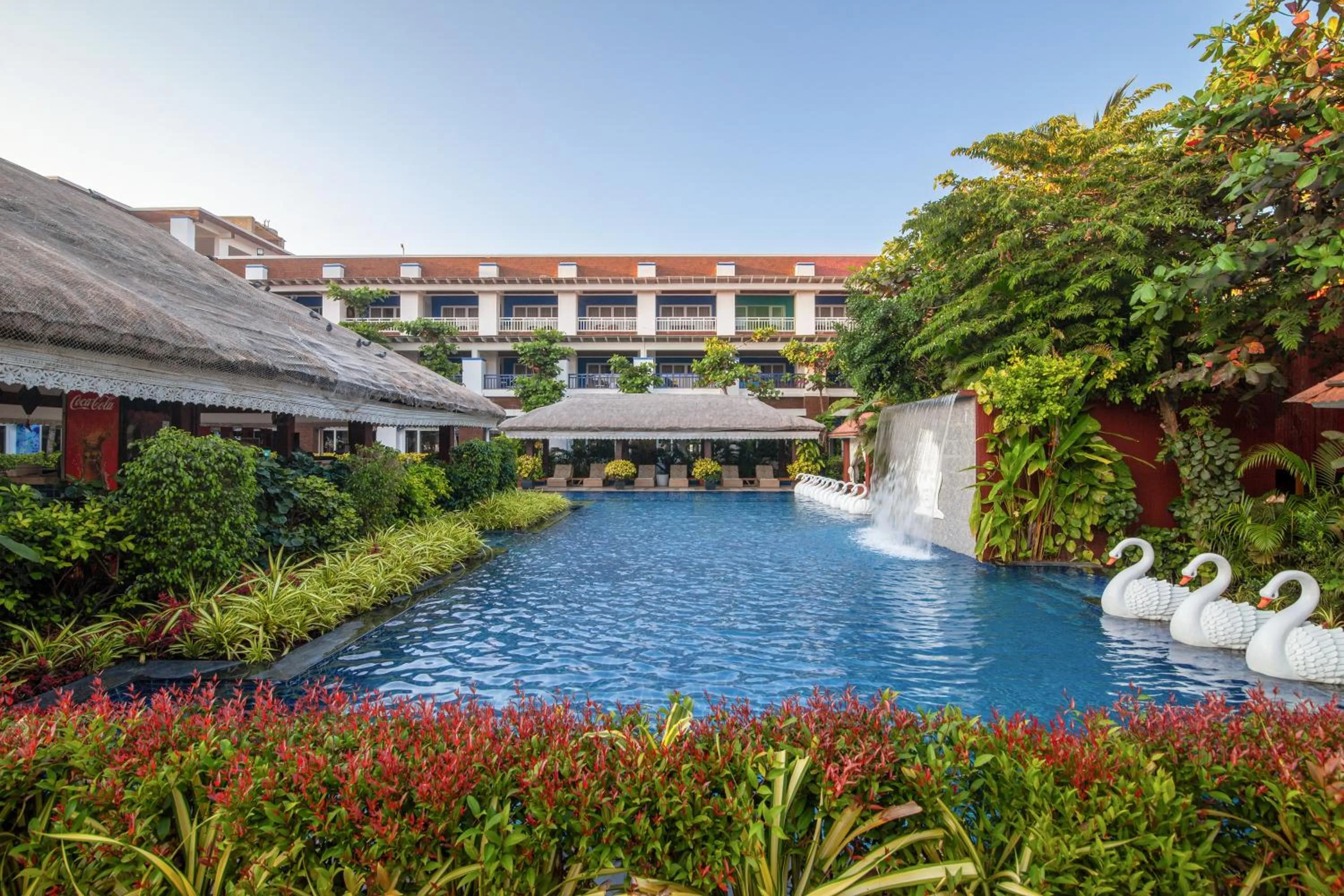 Pool view in Mayfair Waves