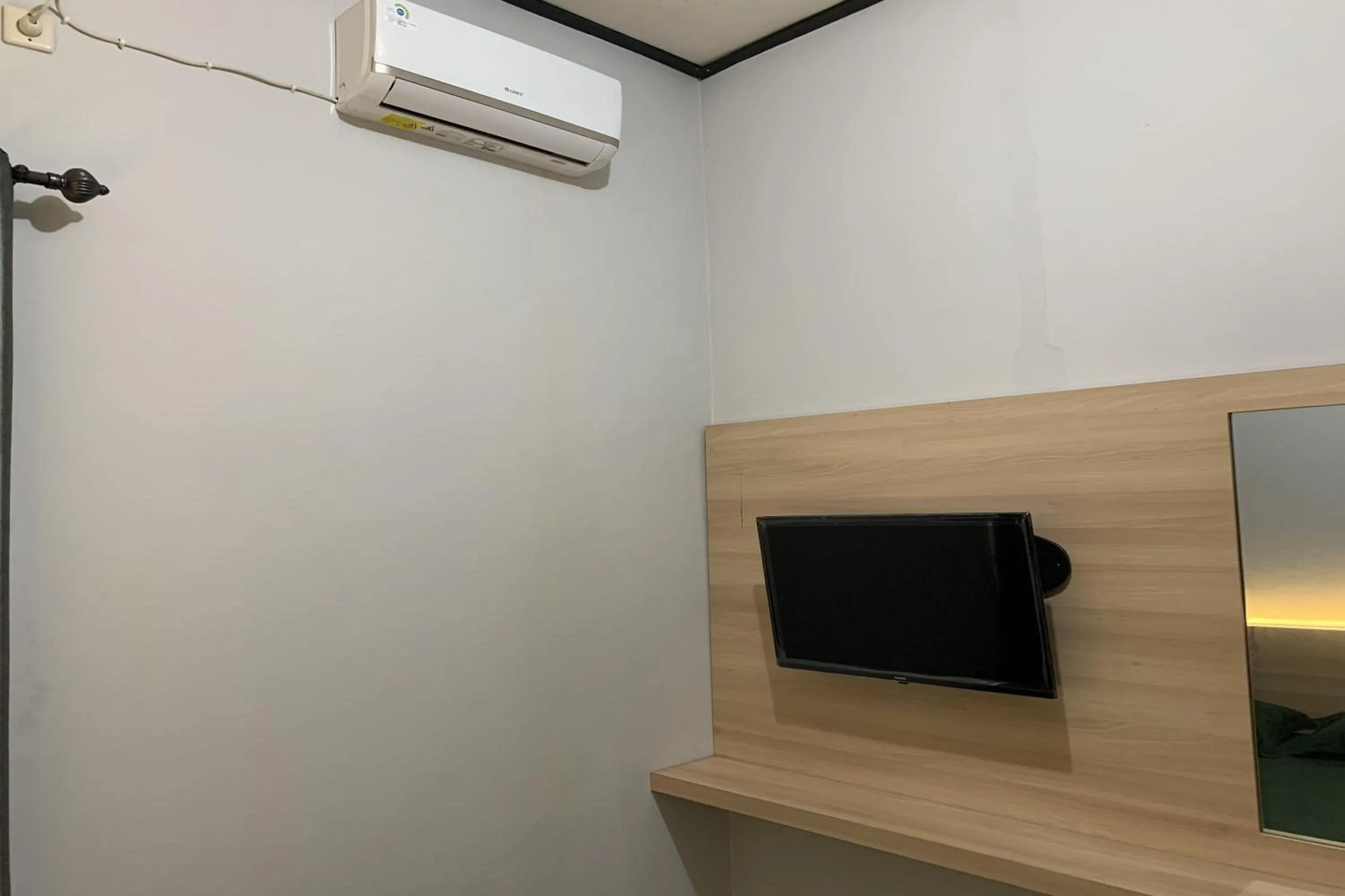 TV and multimedia in Hotel Merak Indah