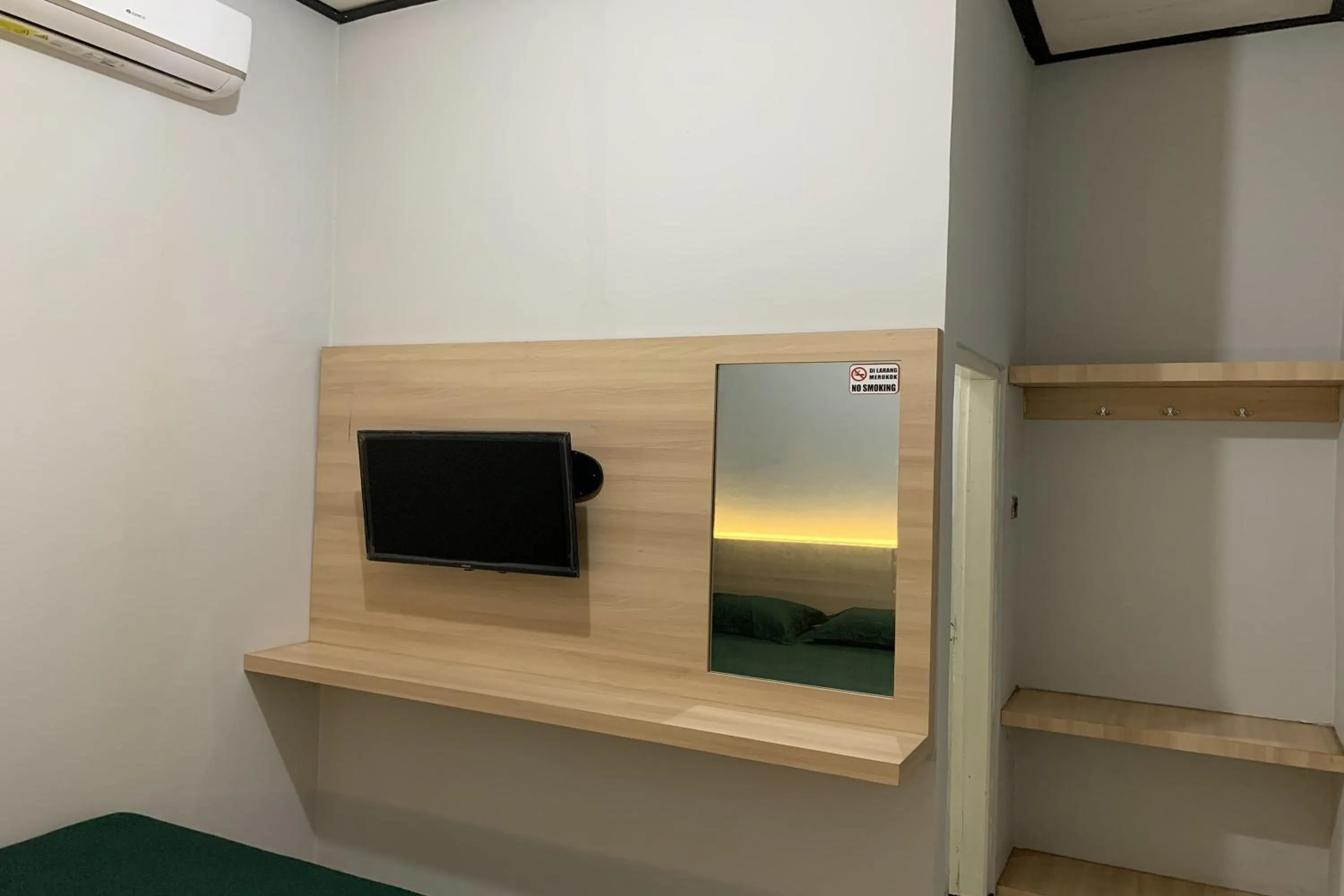 TV and multimedia in Hotel Merak Indah