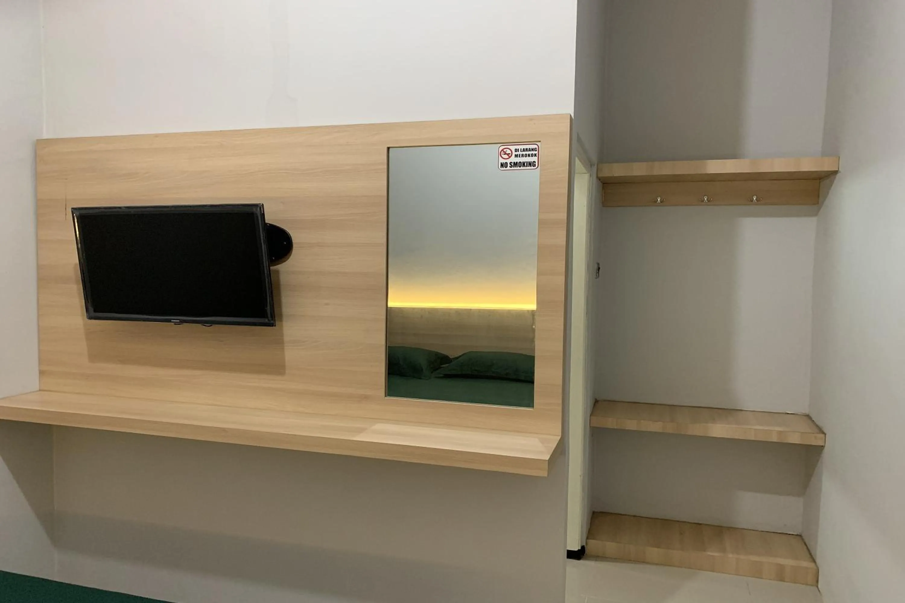 TV and multimedia in Hotel Merak Indah