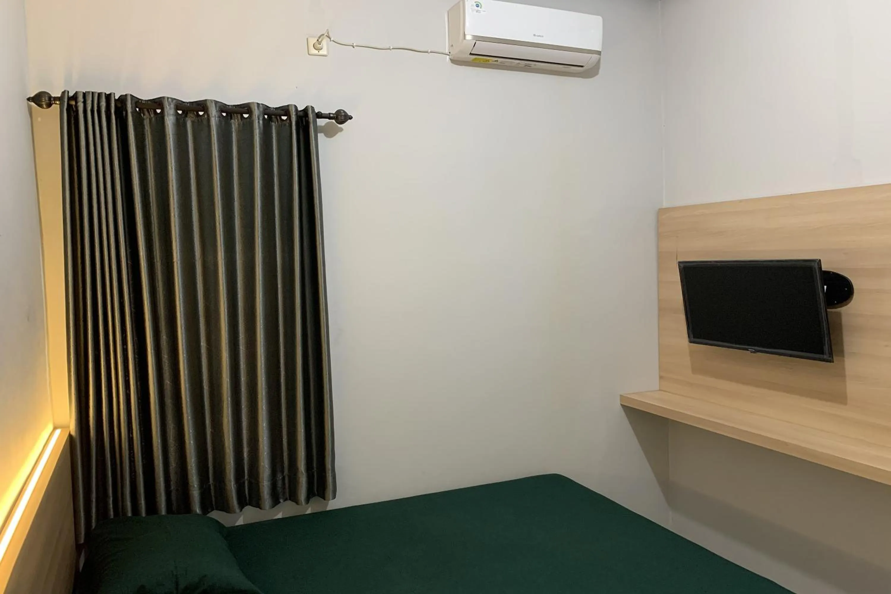 TV and multimedia in Hotel Merak Indah