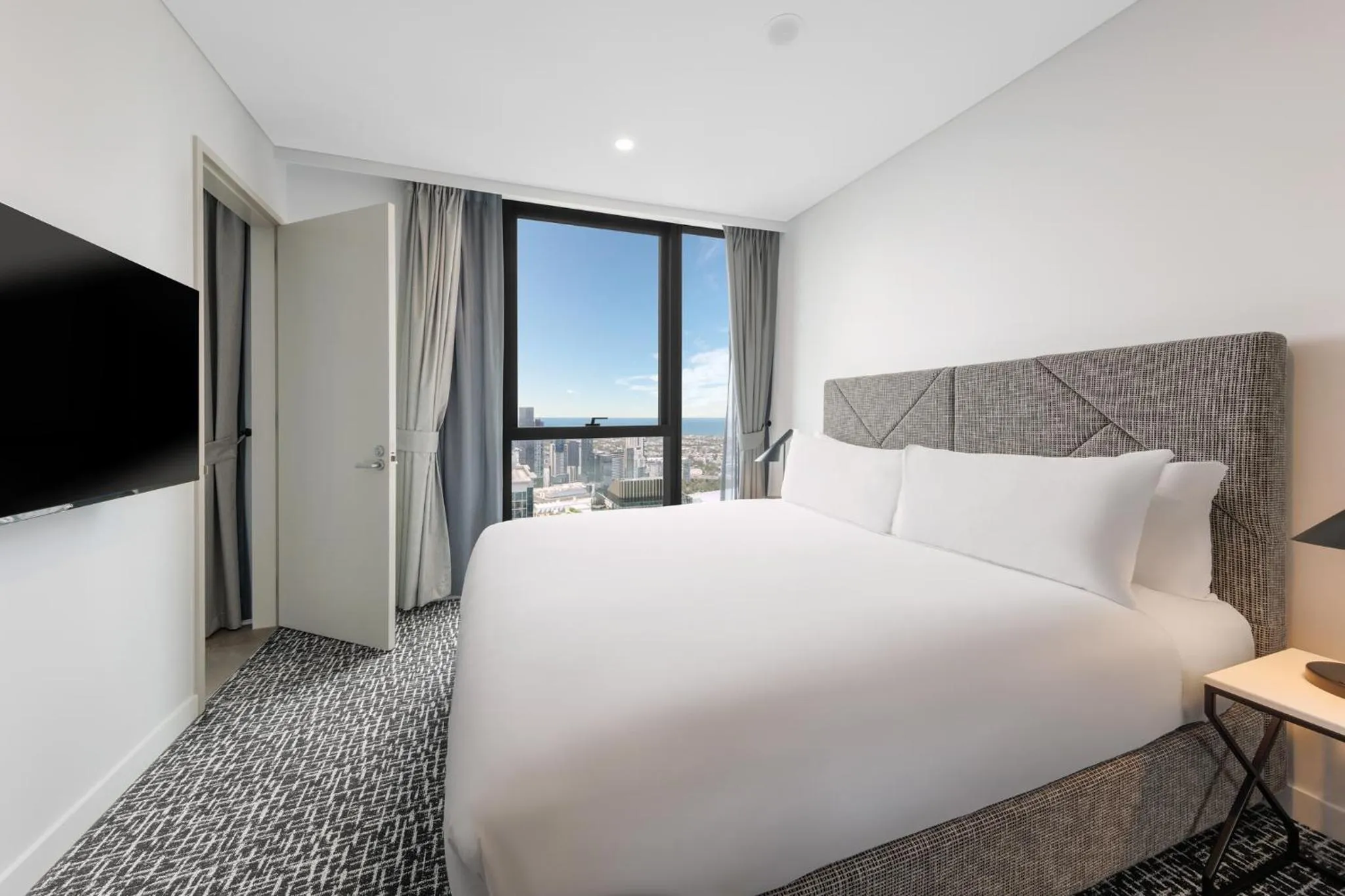 Bedroom, Bed in Meriton Suites Melbourne