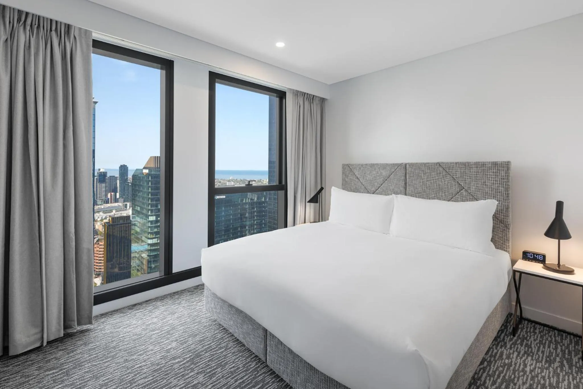 Bedroom, Bed in Meriton Suites Melbourne