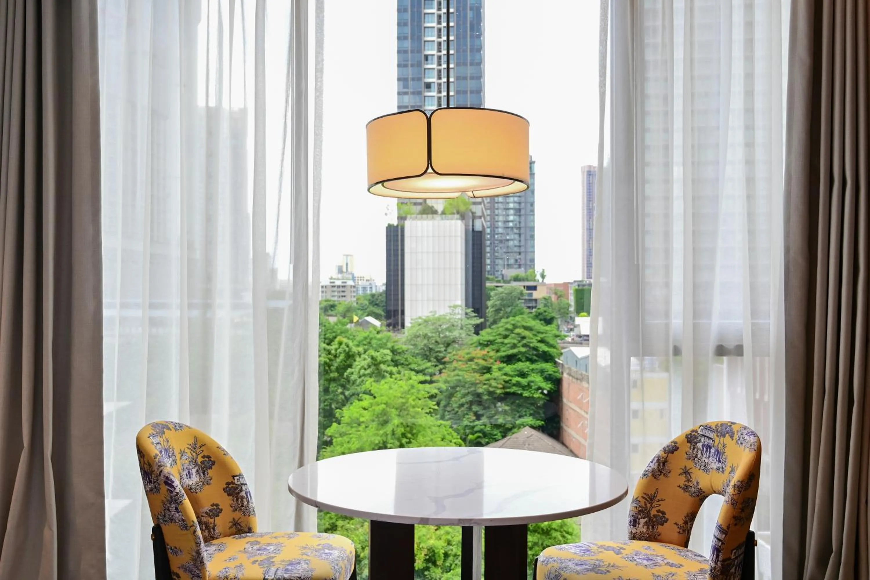 Dining area in Madi Paidi Bangkok, Autograph Collection
