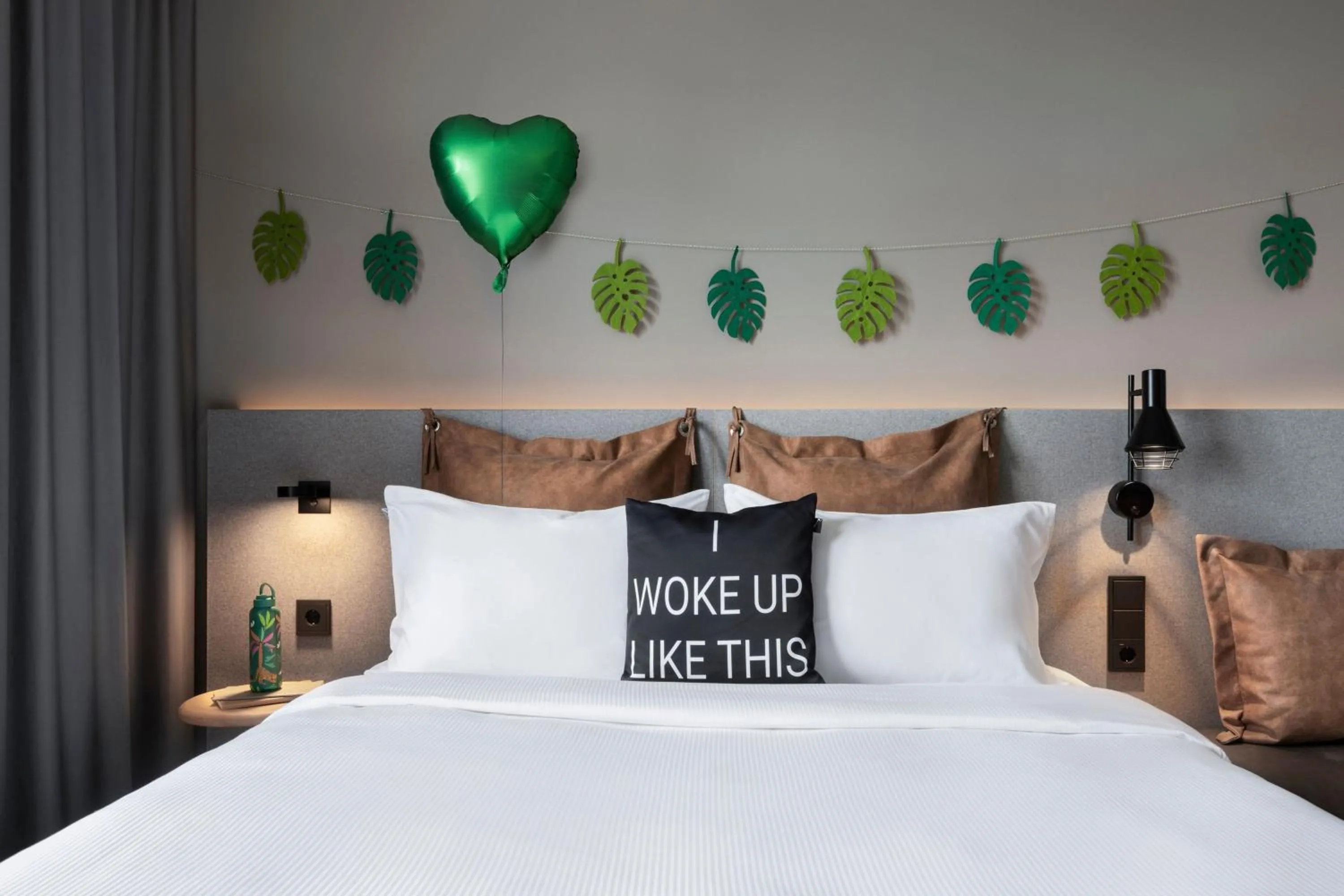 Photo of the whole room, Bed in Moxy Vienna City East