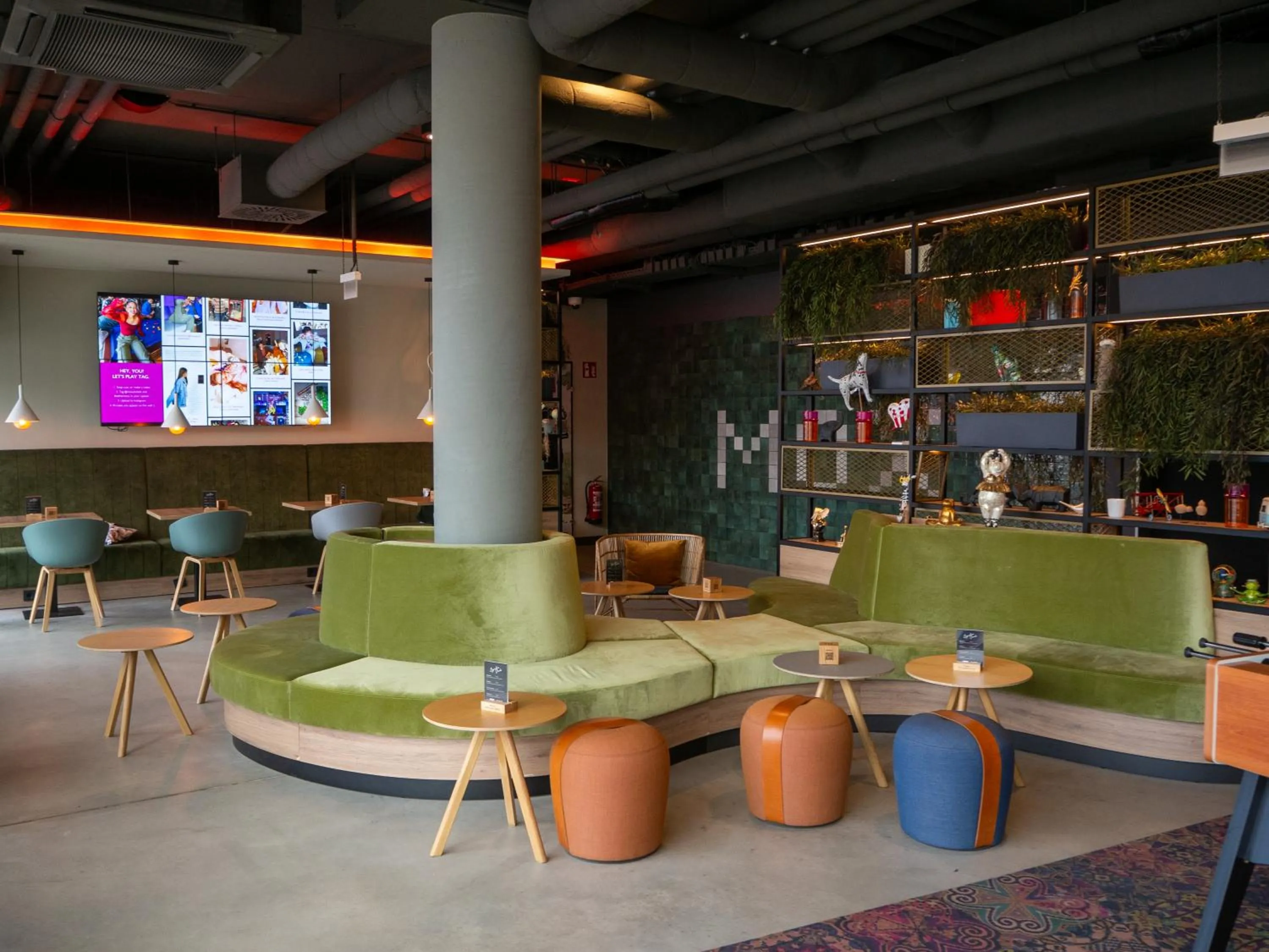 Lounge or bar in Moxy Vienna City East