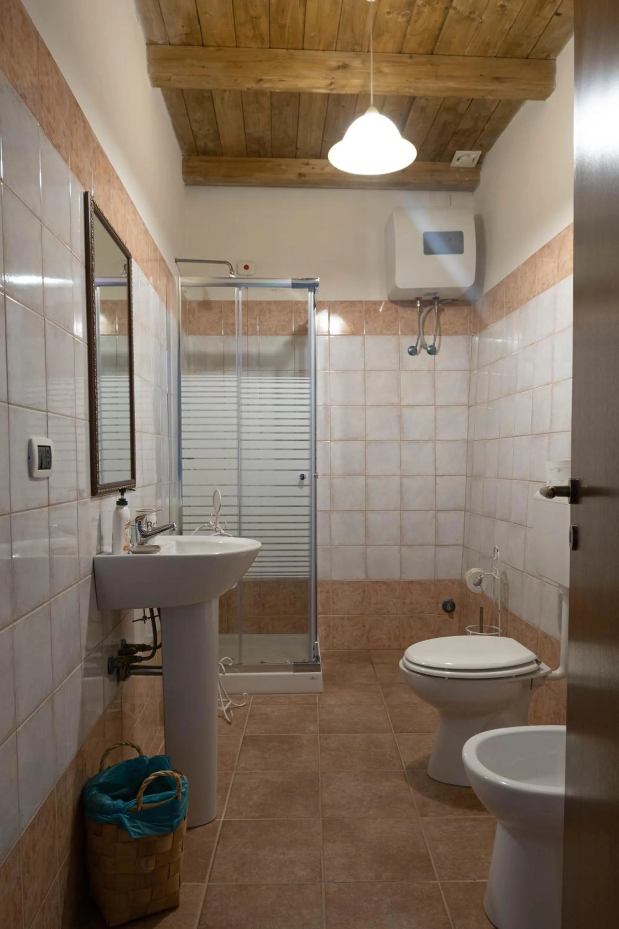 Shower, Bathroom in Il Paese Alberga!