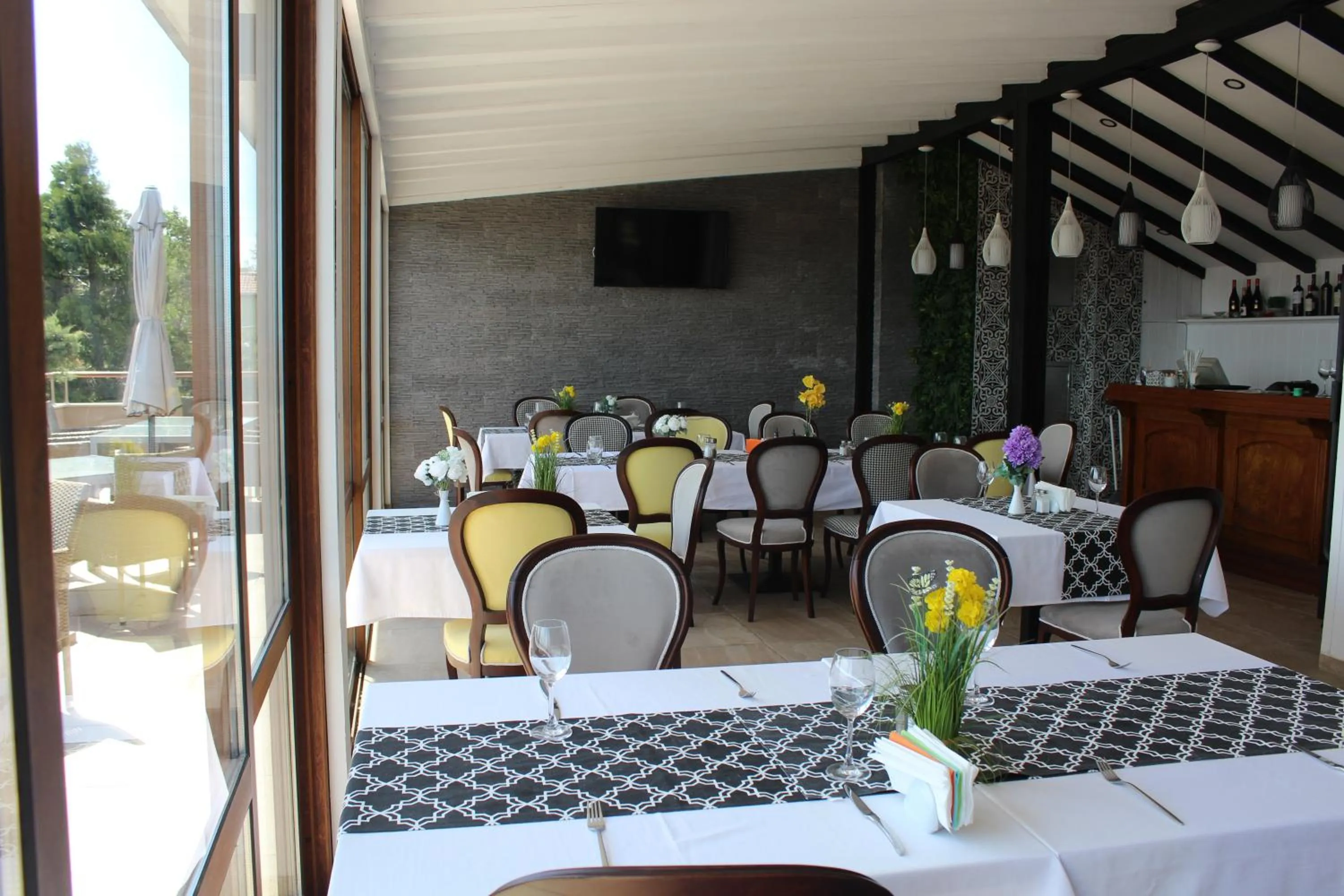 Restaurant/places to eat in Vemara City Boutique Hotel-free parking