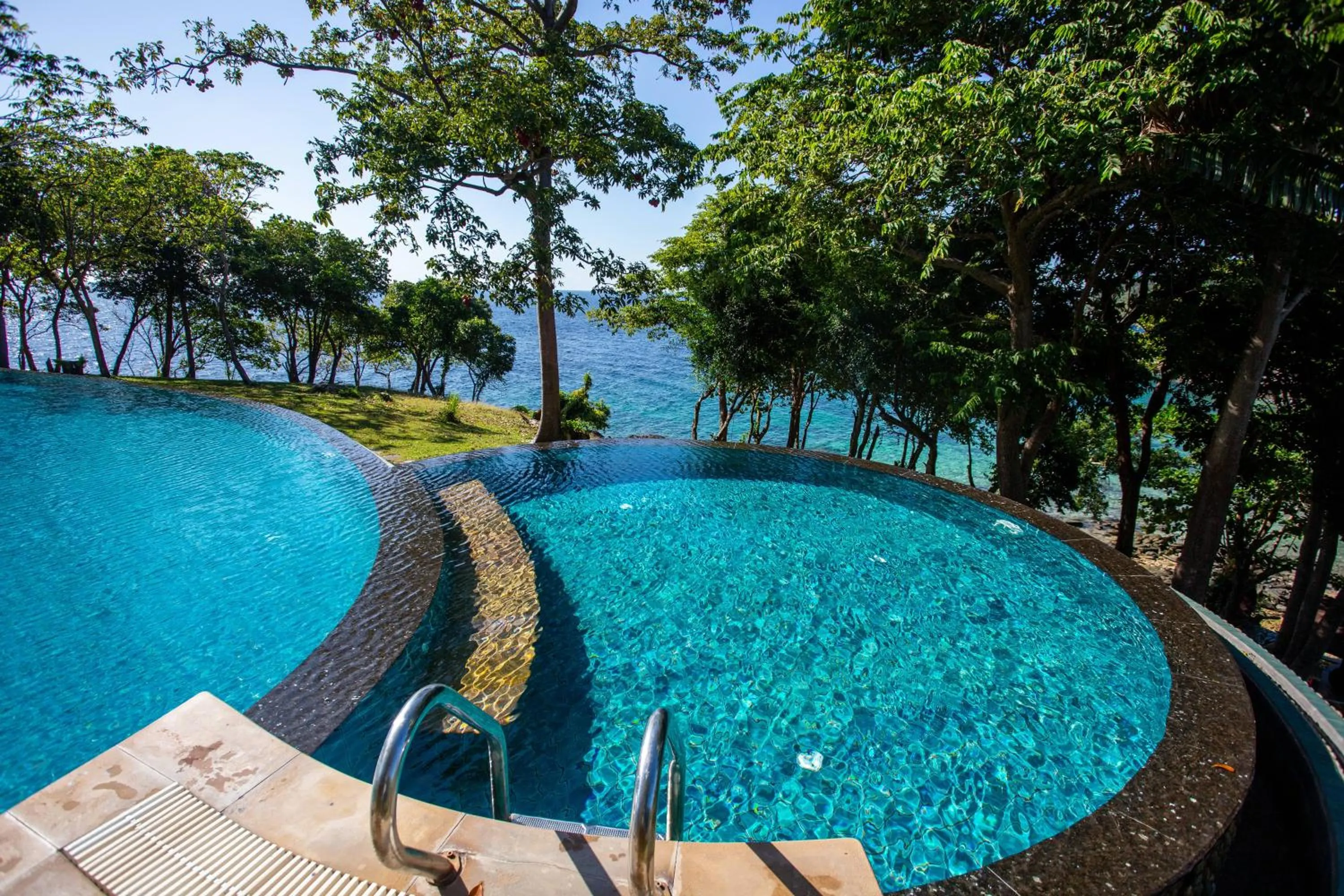 Swimming pool in Ban Raya Resort and Spa