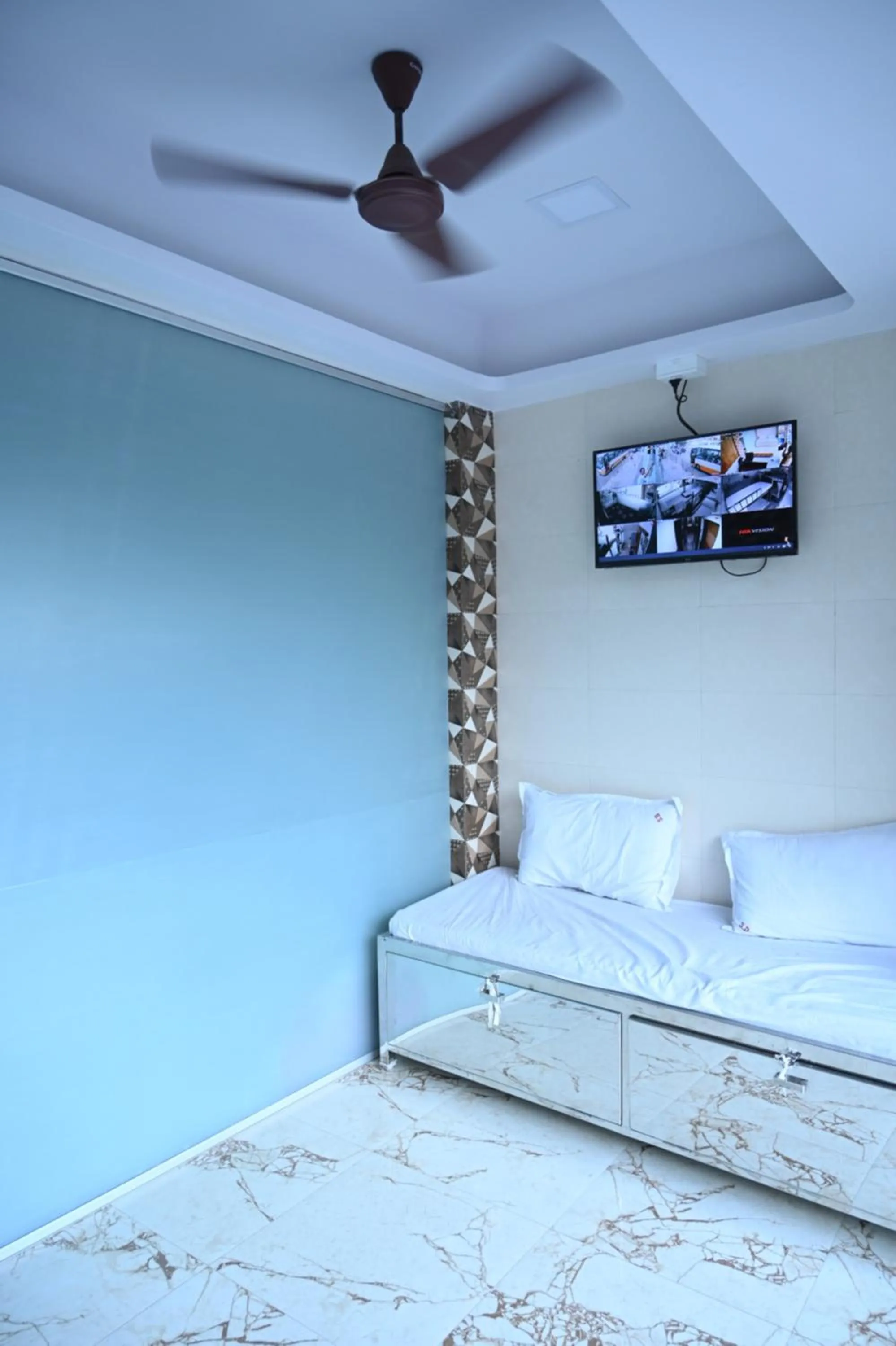 Communal lounge/ TV room, Bed in Sagar Dormitory Andheri - Nearest to Andheri Railway Station West