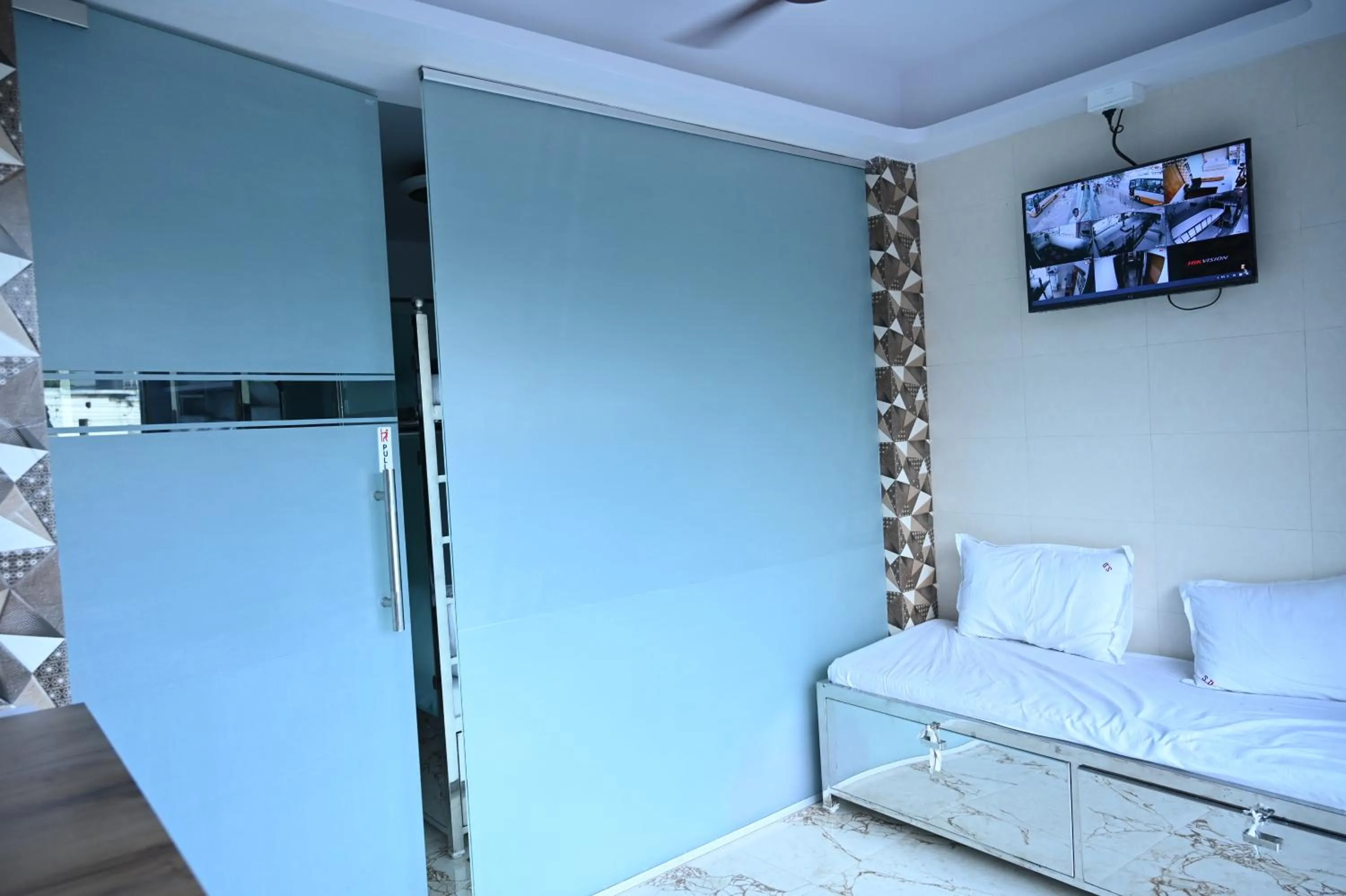 TV and multimedia, Bed in Sagar Dormitory Andheri - Nearest to Andheri Railway Station West