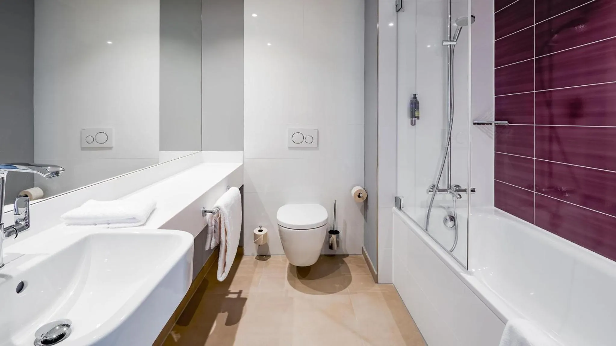 Bathroom in Premier Inn Nürnberg City Opernhaus