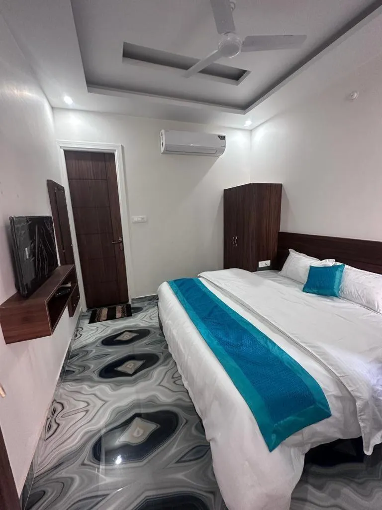 Bed in Hotel Yog Safari, Behind Parmarth Niketan