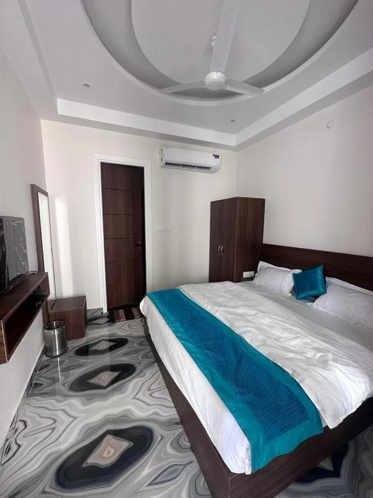 Bed in Hotel Yog Safari, Behind Parmarth Niketan