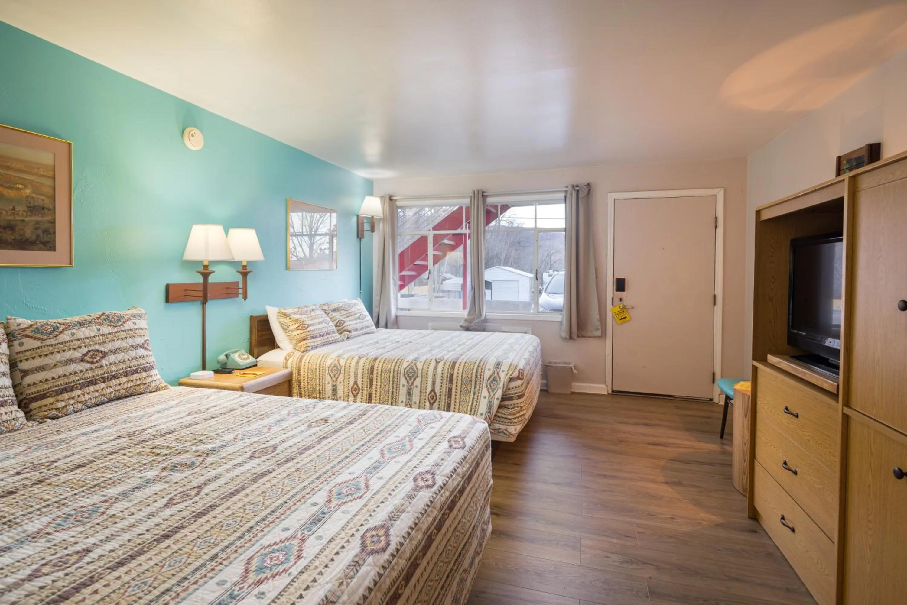 Photo of the whole room, Bed in Apache Motel