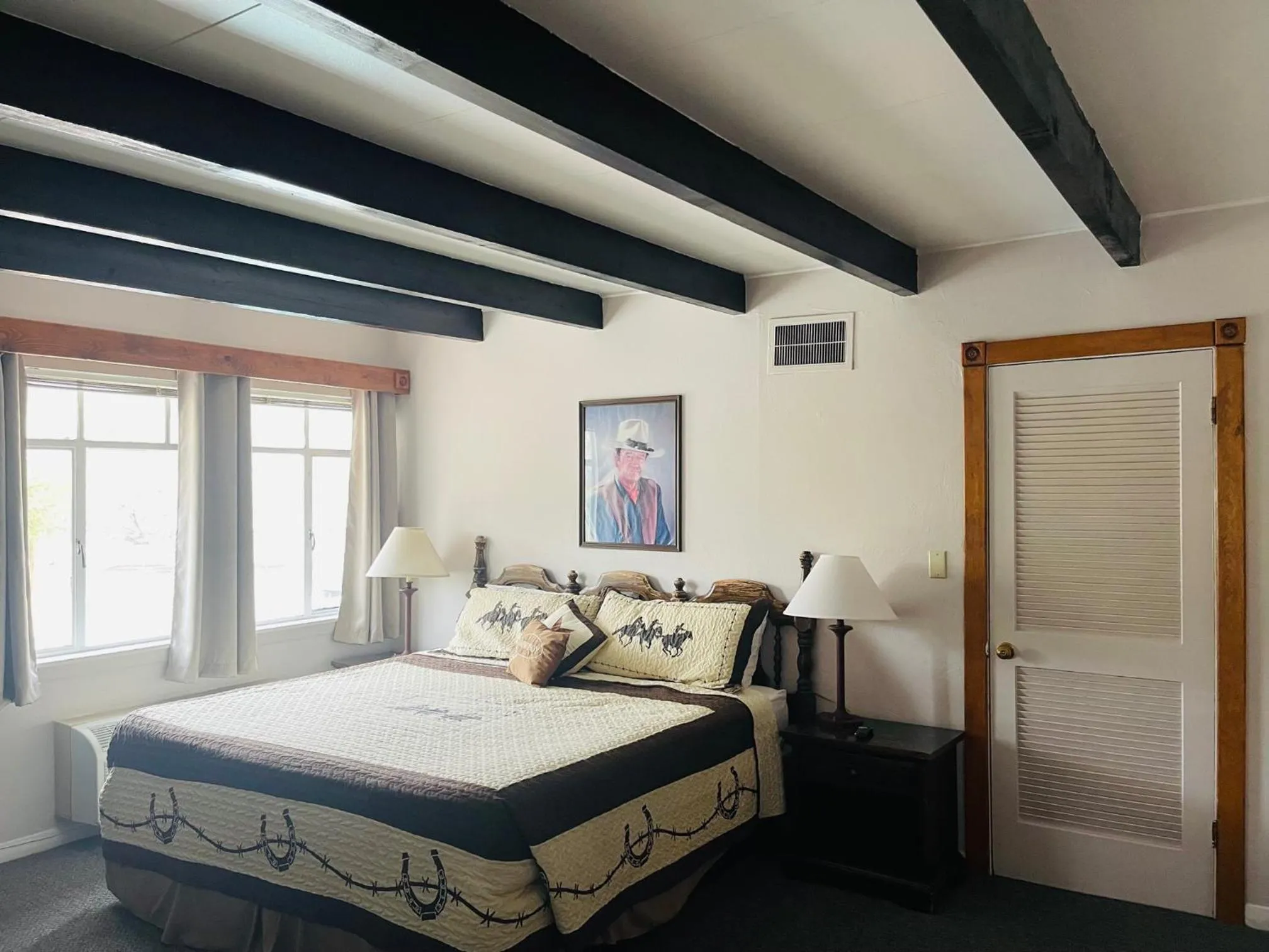 Bedroom, Bed in Apache Motel