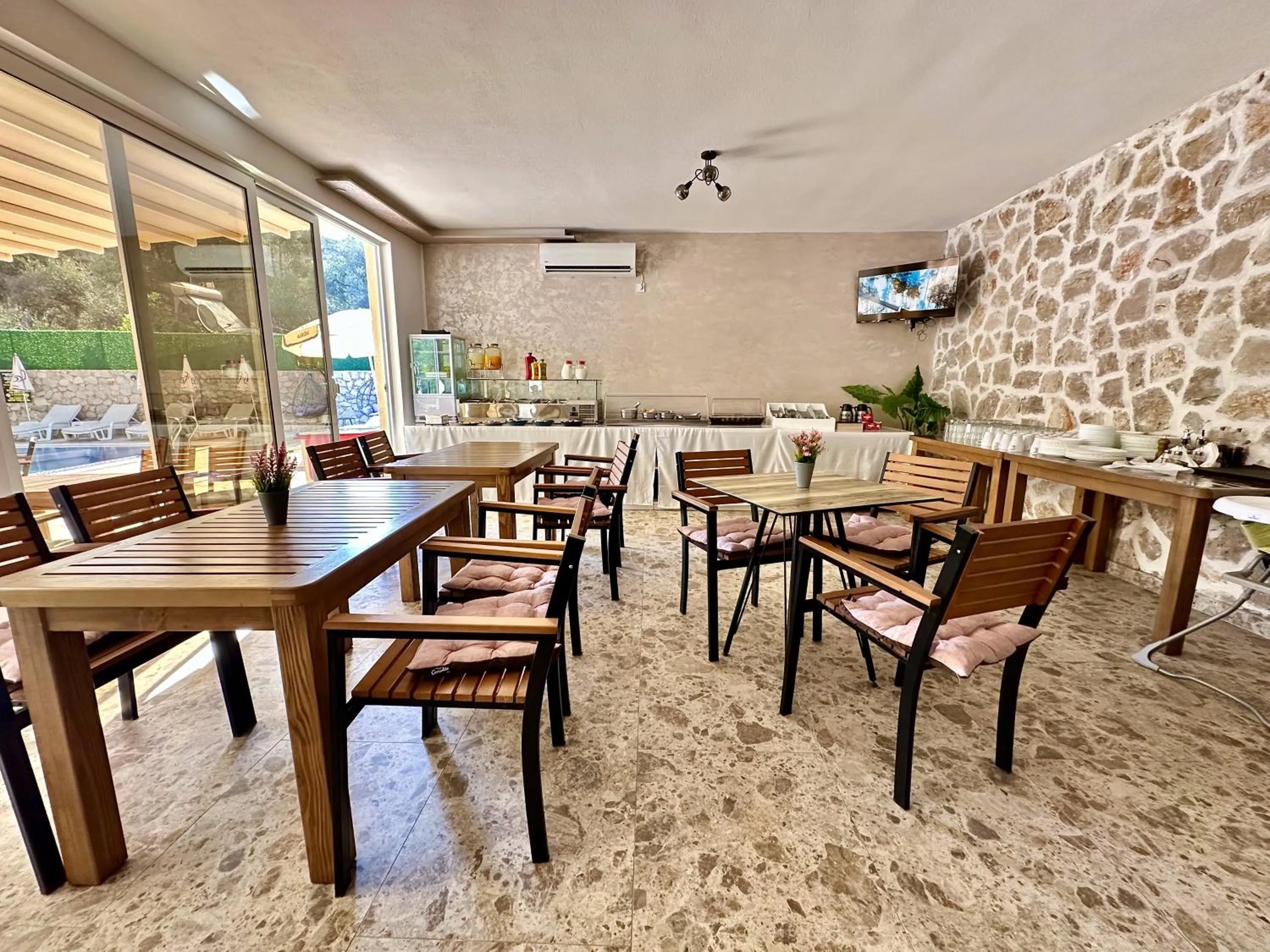 Restaurant/places to eat in Akhdar Apartments