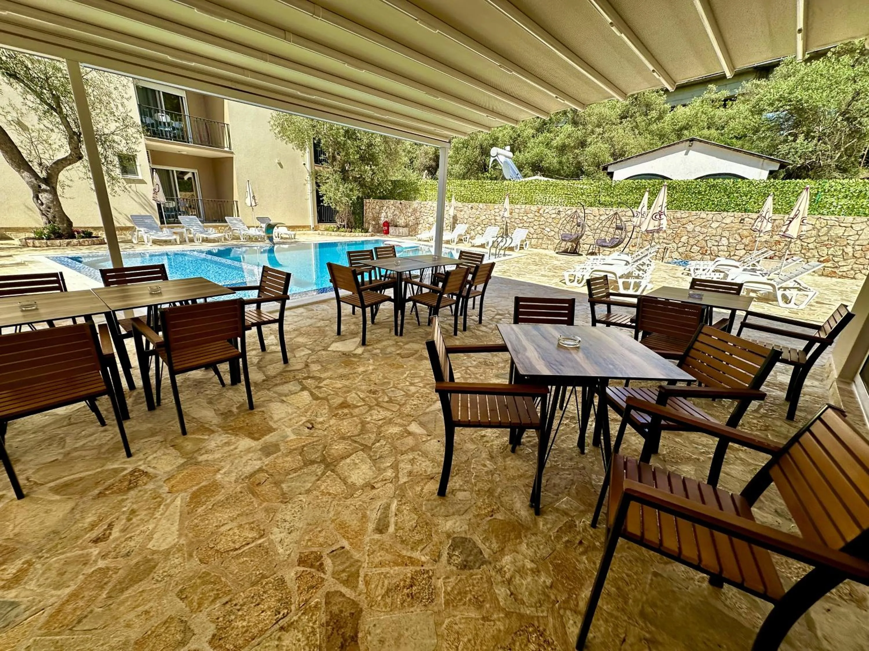 Restaurant/places to eat in Akhdar Apartments