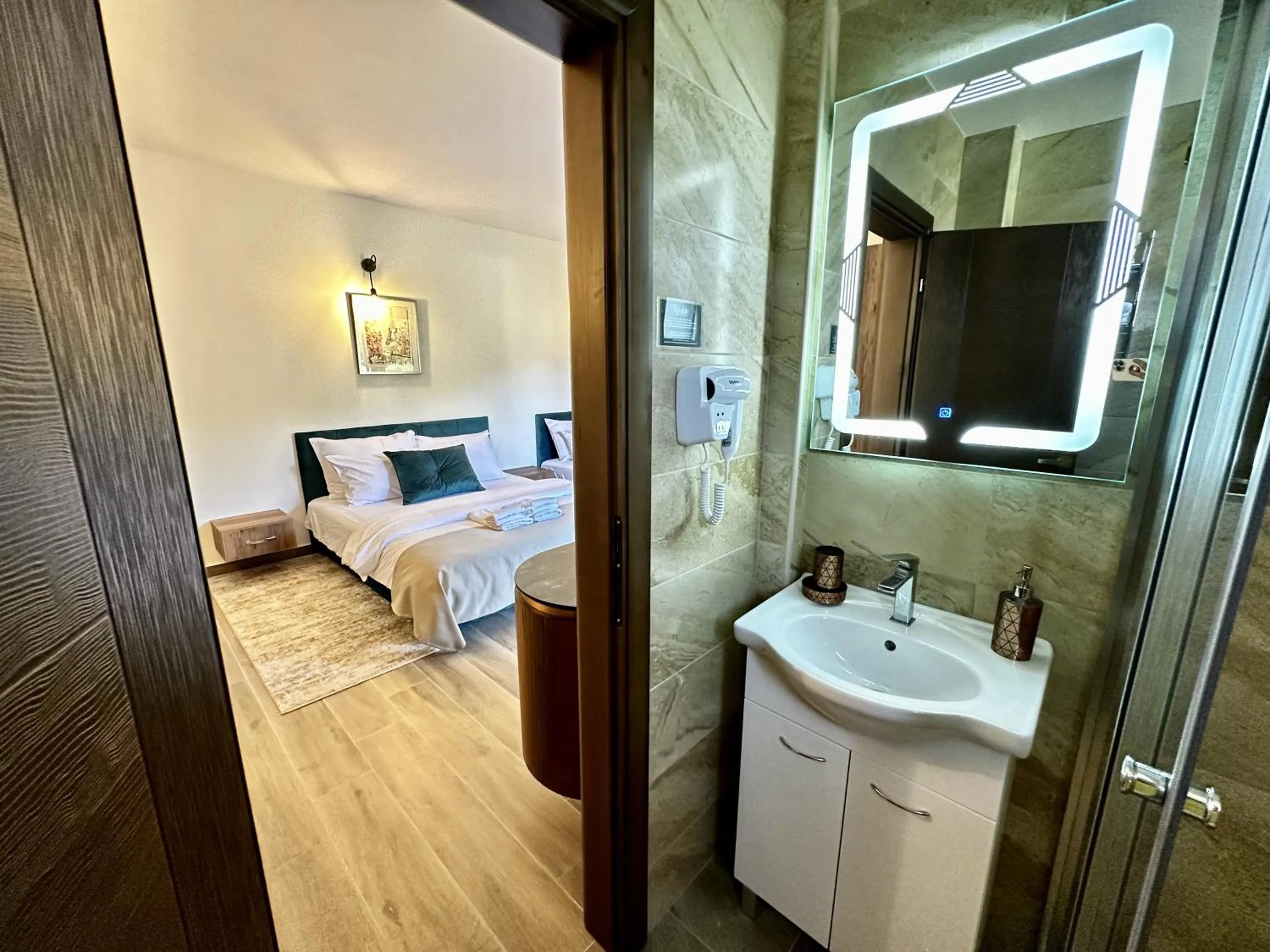 Shower, Bed in Akhdar Apartments