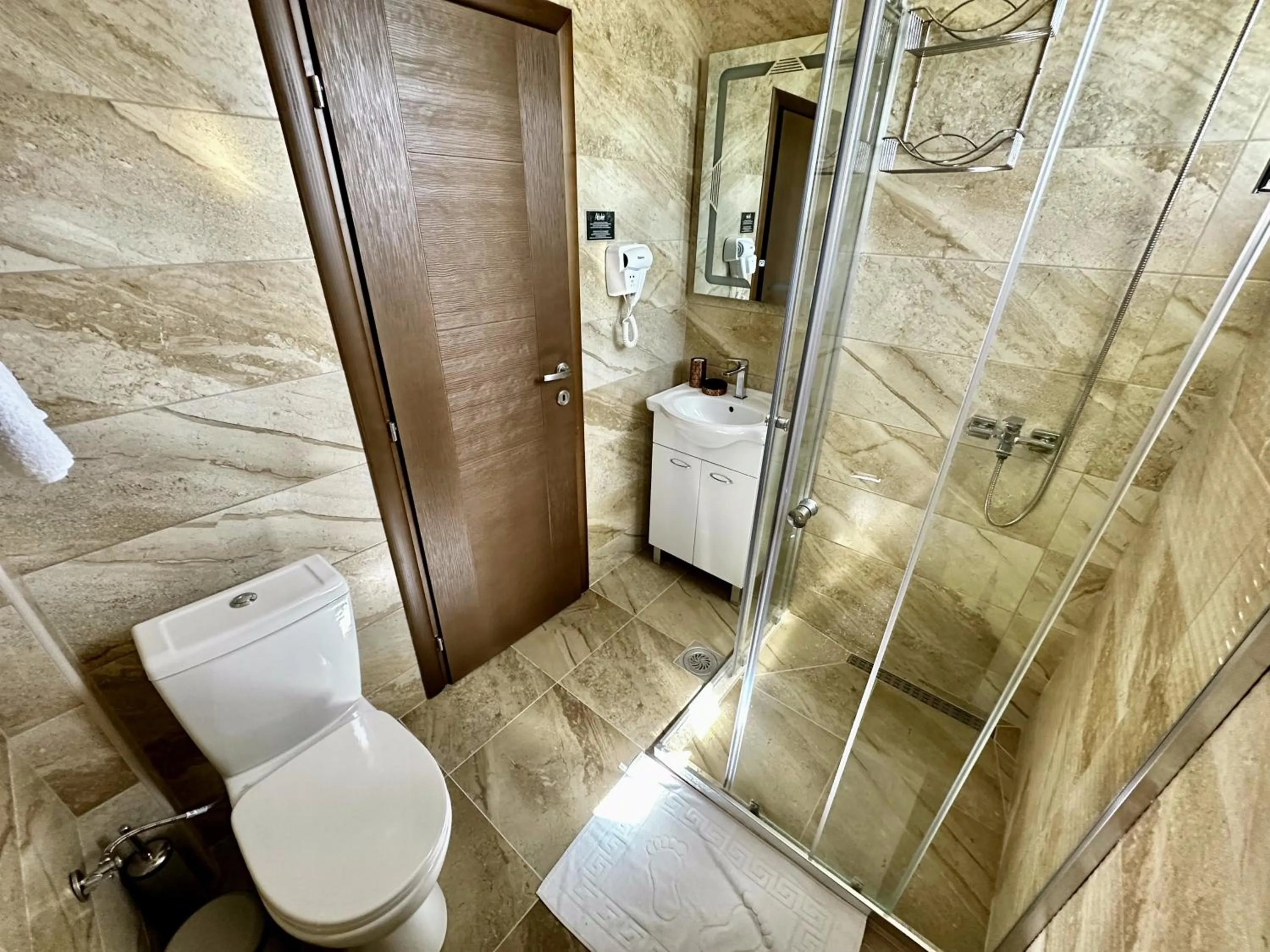 Shower in Akhdar Apartments