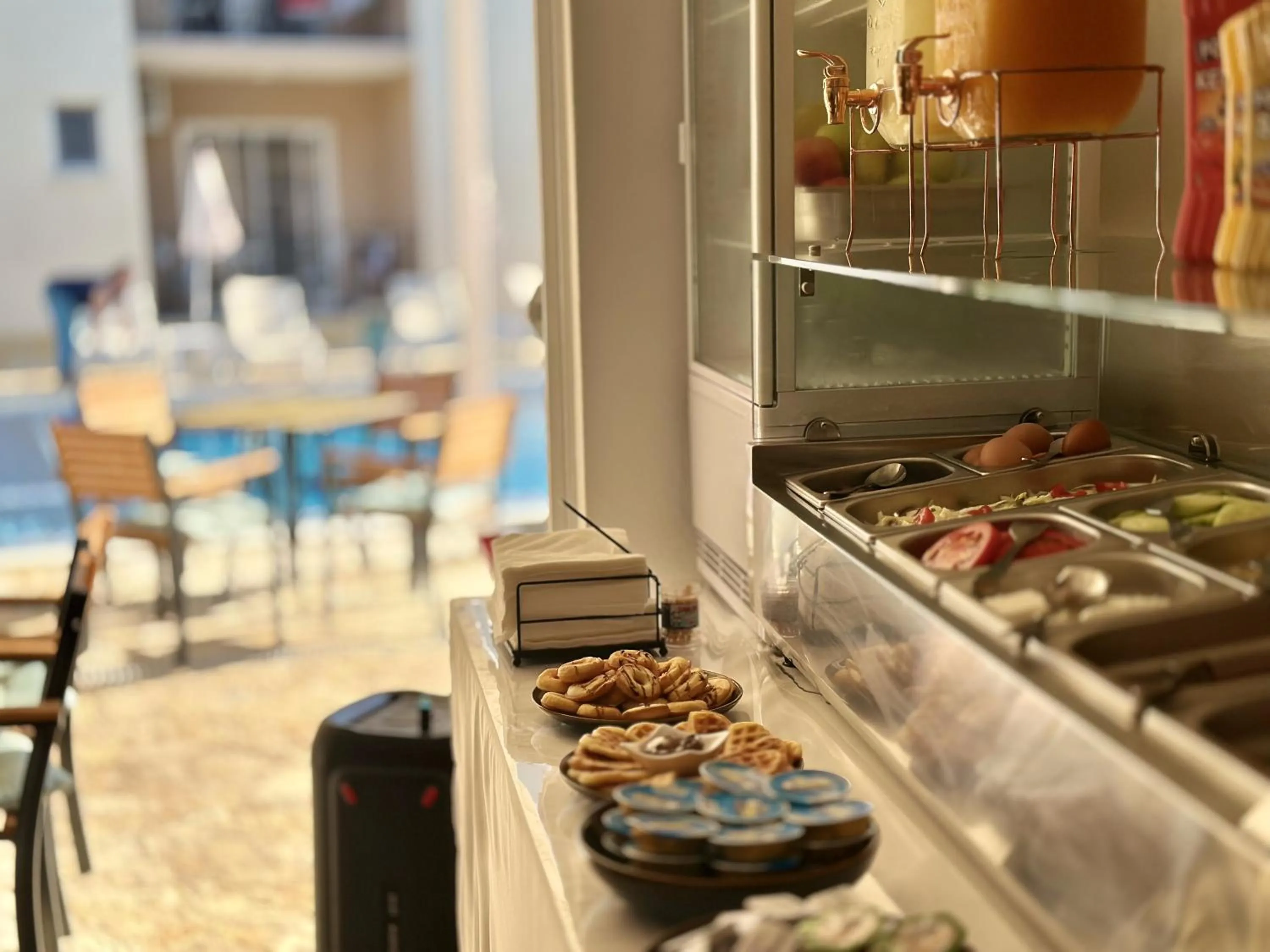 Restaurant/places to eat in Akhdar Apartments