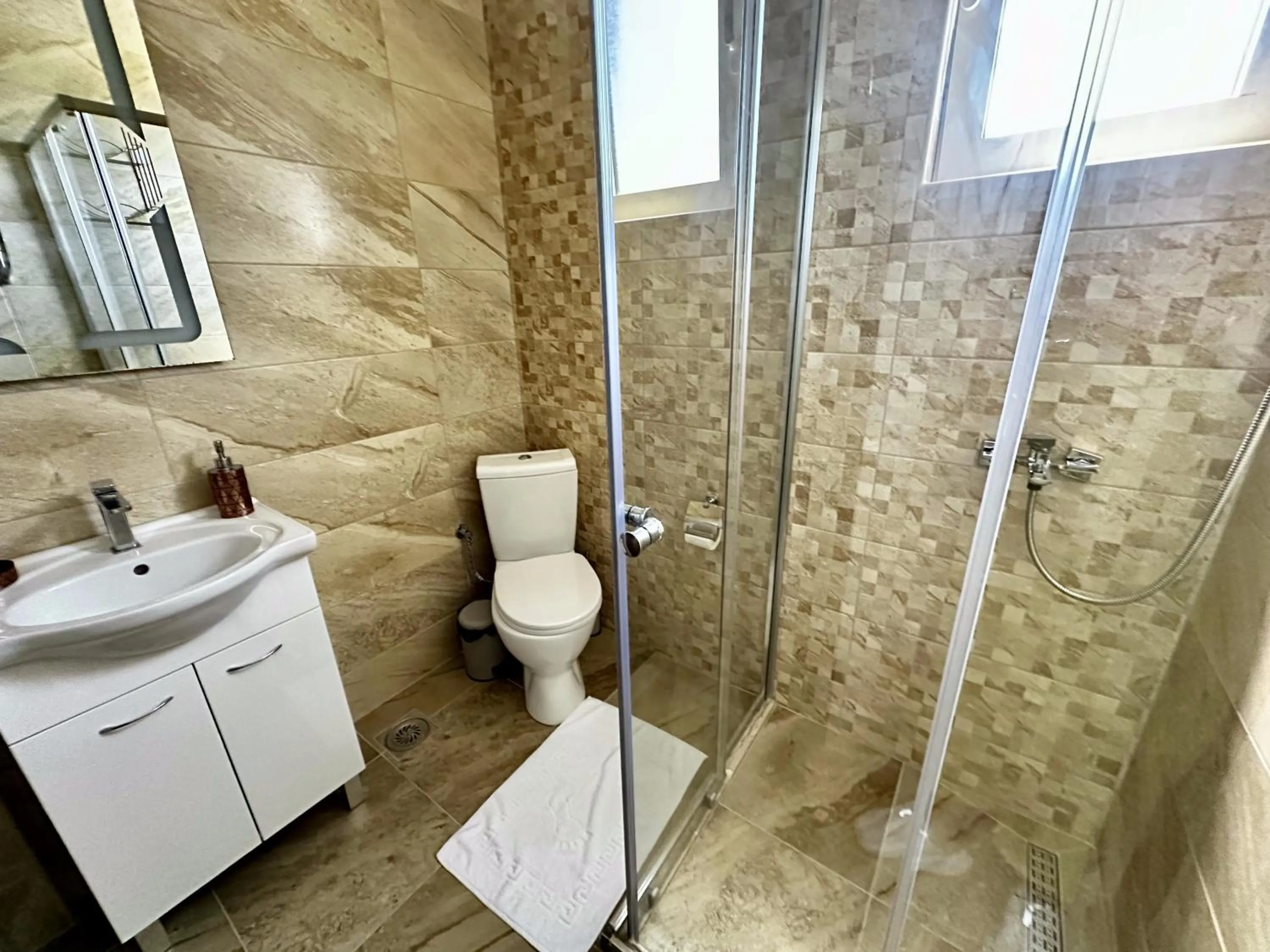 Shower in Akhdar Apartments