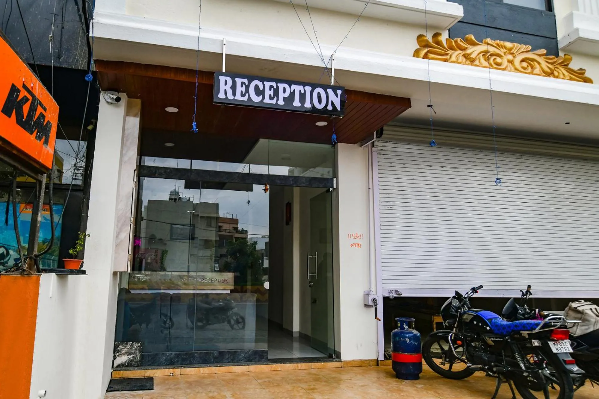 Facade/entrance in FabHotel Woodlark Inn