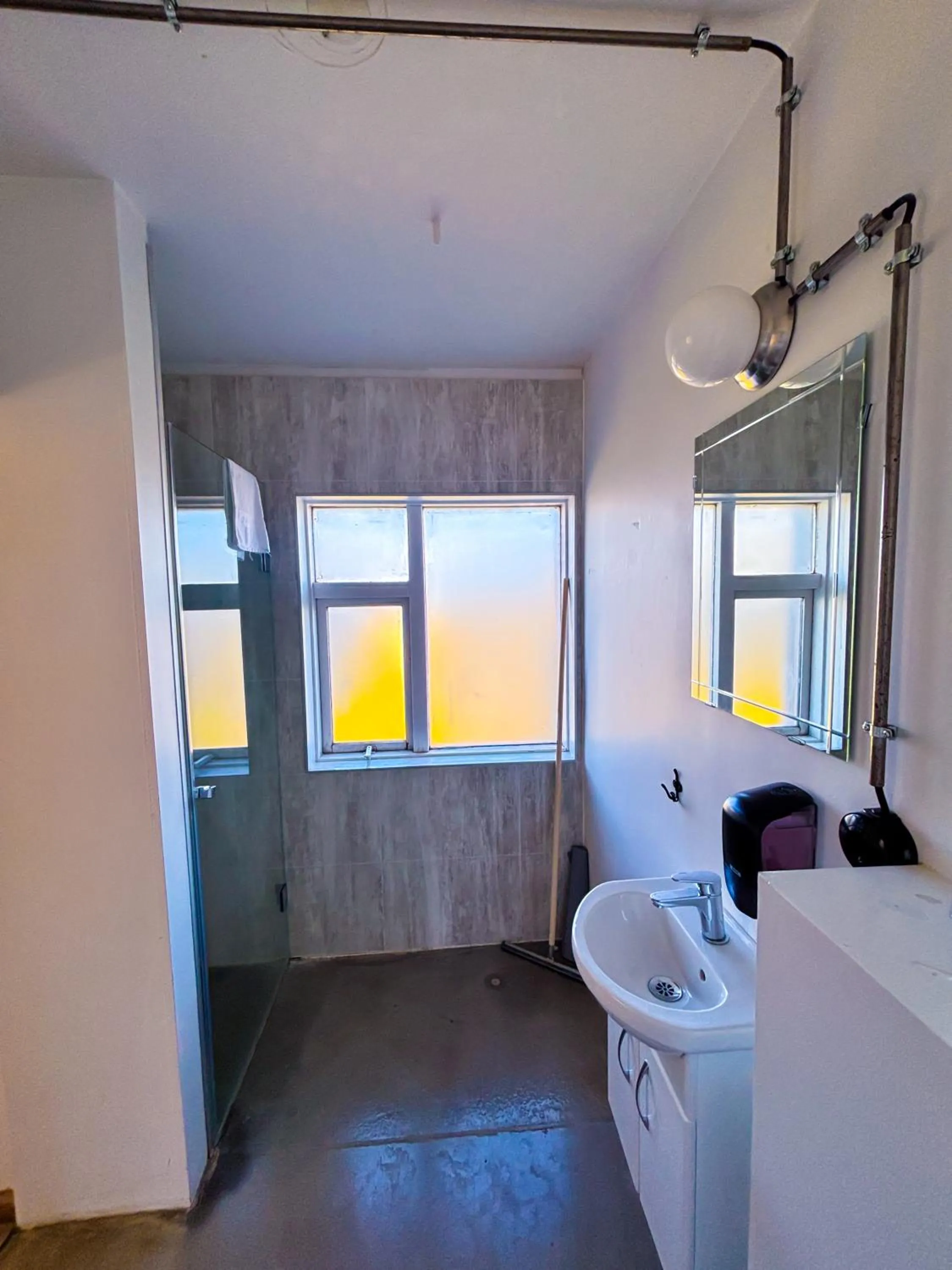 Shower in Hotel Brú countryside