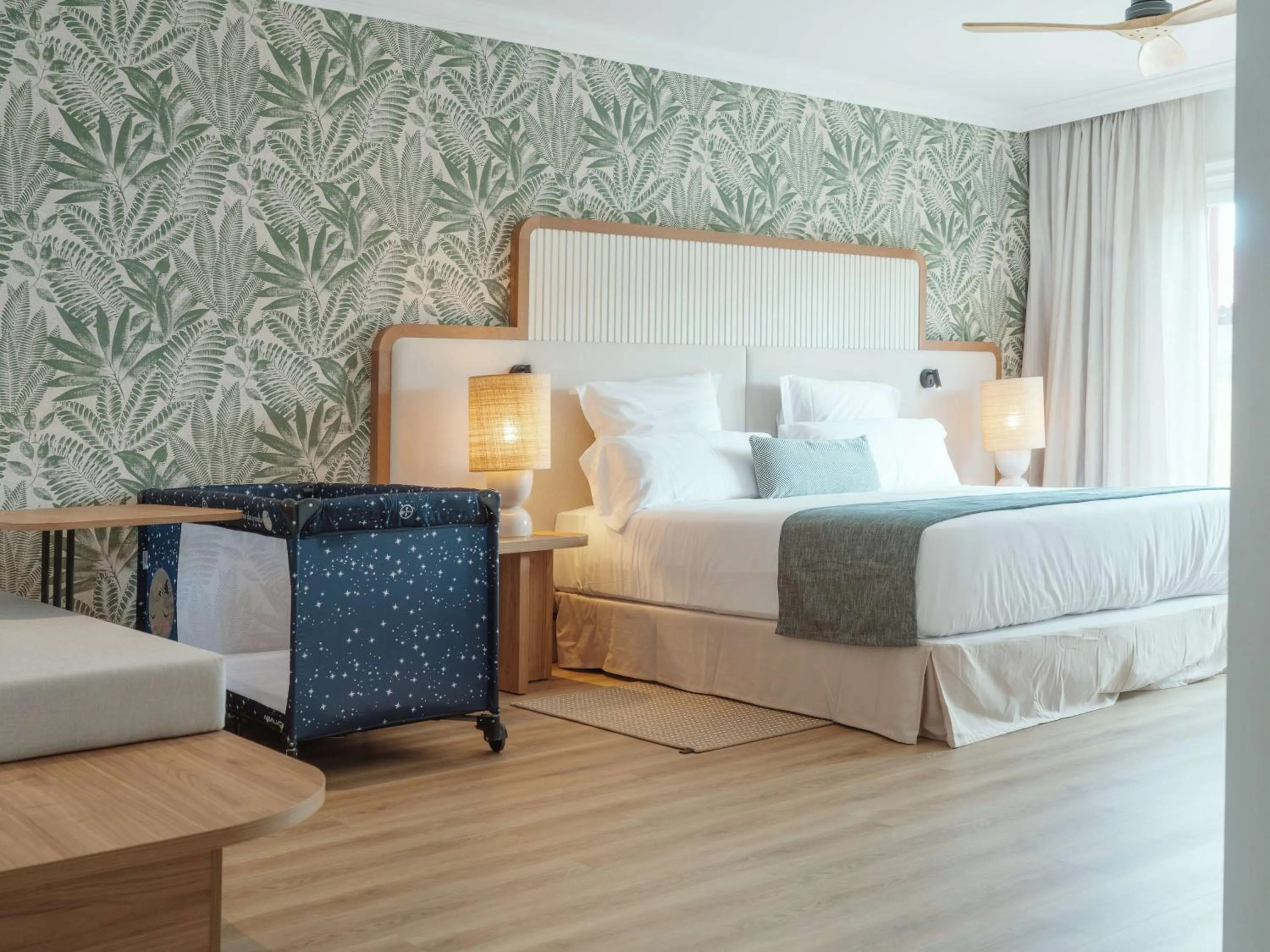 Photo of the whole room, Bed in Dreams Madeira Resort Spa & Marina