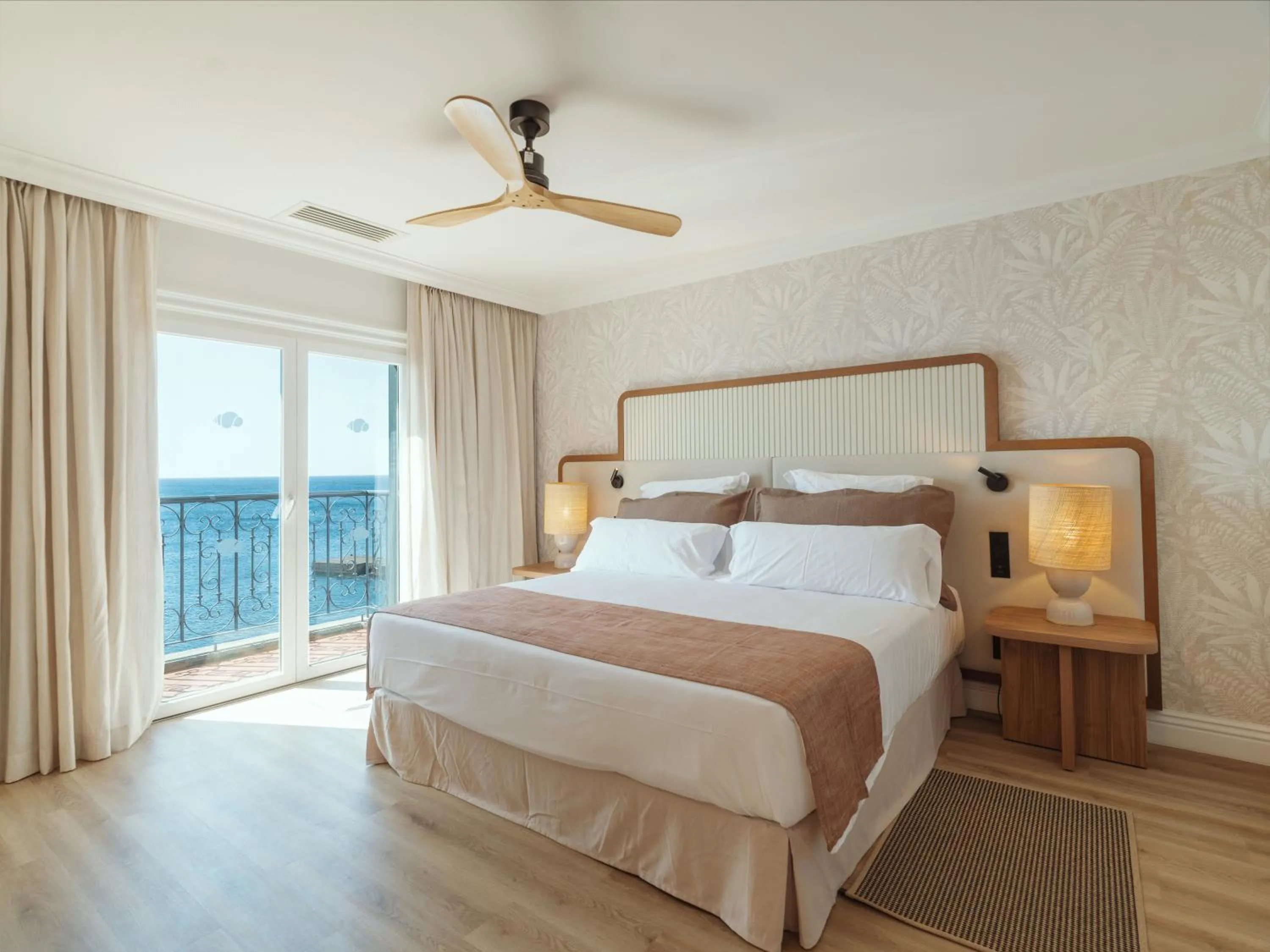 Bedroom, Bed in Dreams Madeira Resort Spa & Marina