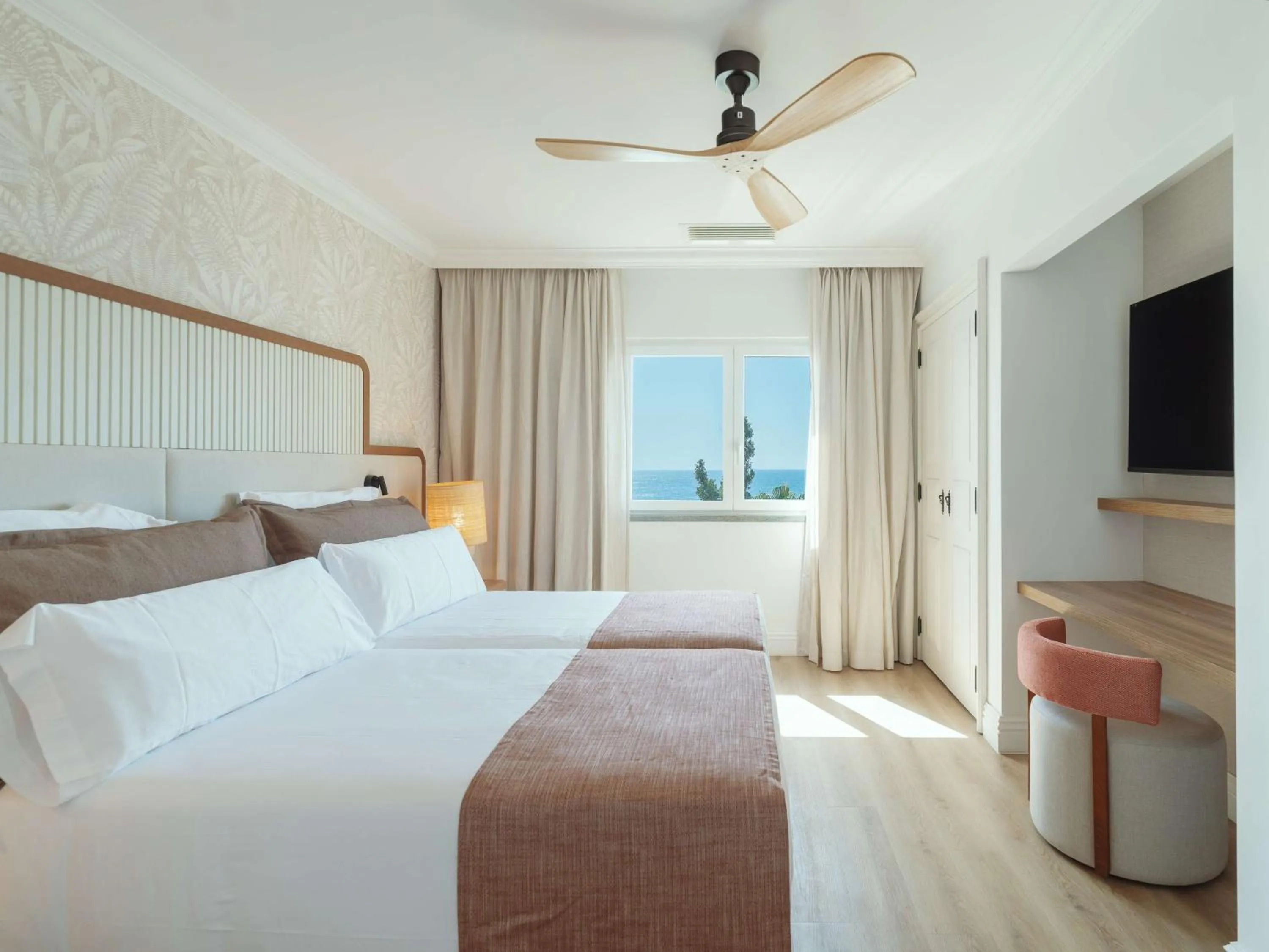 Photo of the whole room, Bed in Dreams Madeira Resort Spa & Marina