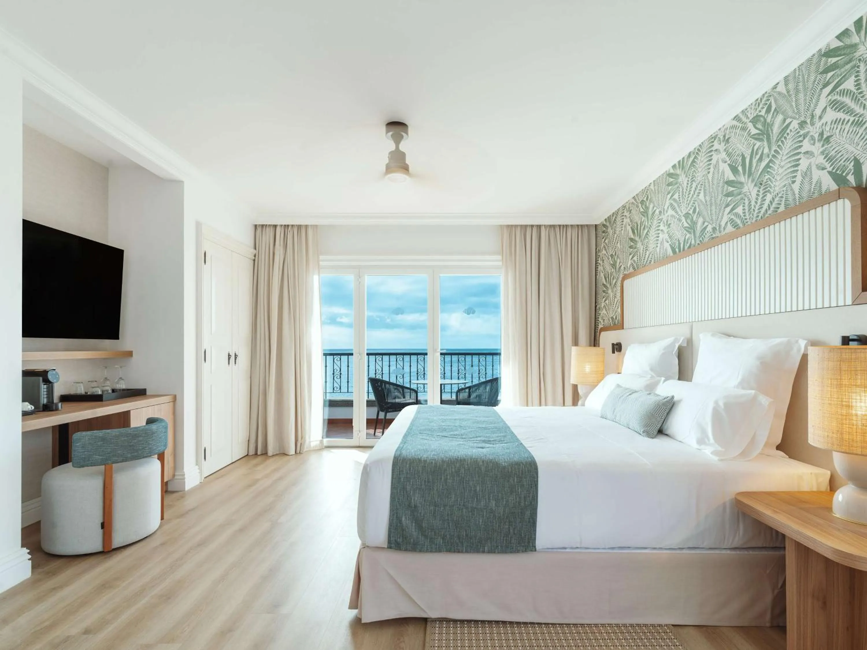 Photo of the whole room, Bed in Dreams Madeira Resort Spa & Marina