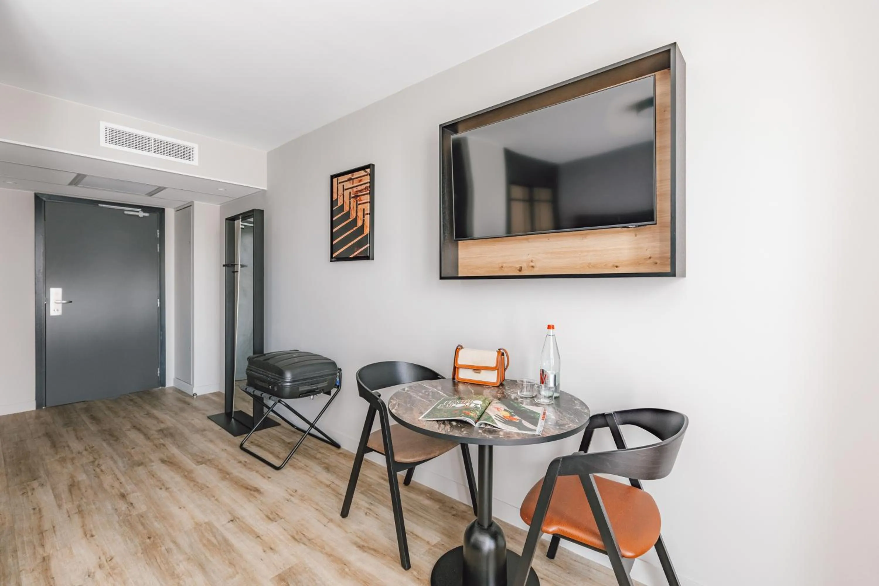 TV and multimedia in Appart'City Collection Paris Gare de Lyon