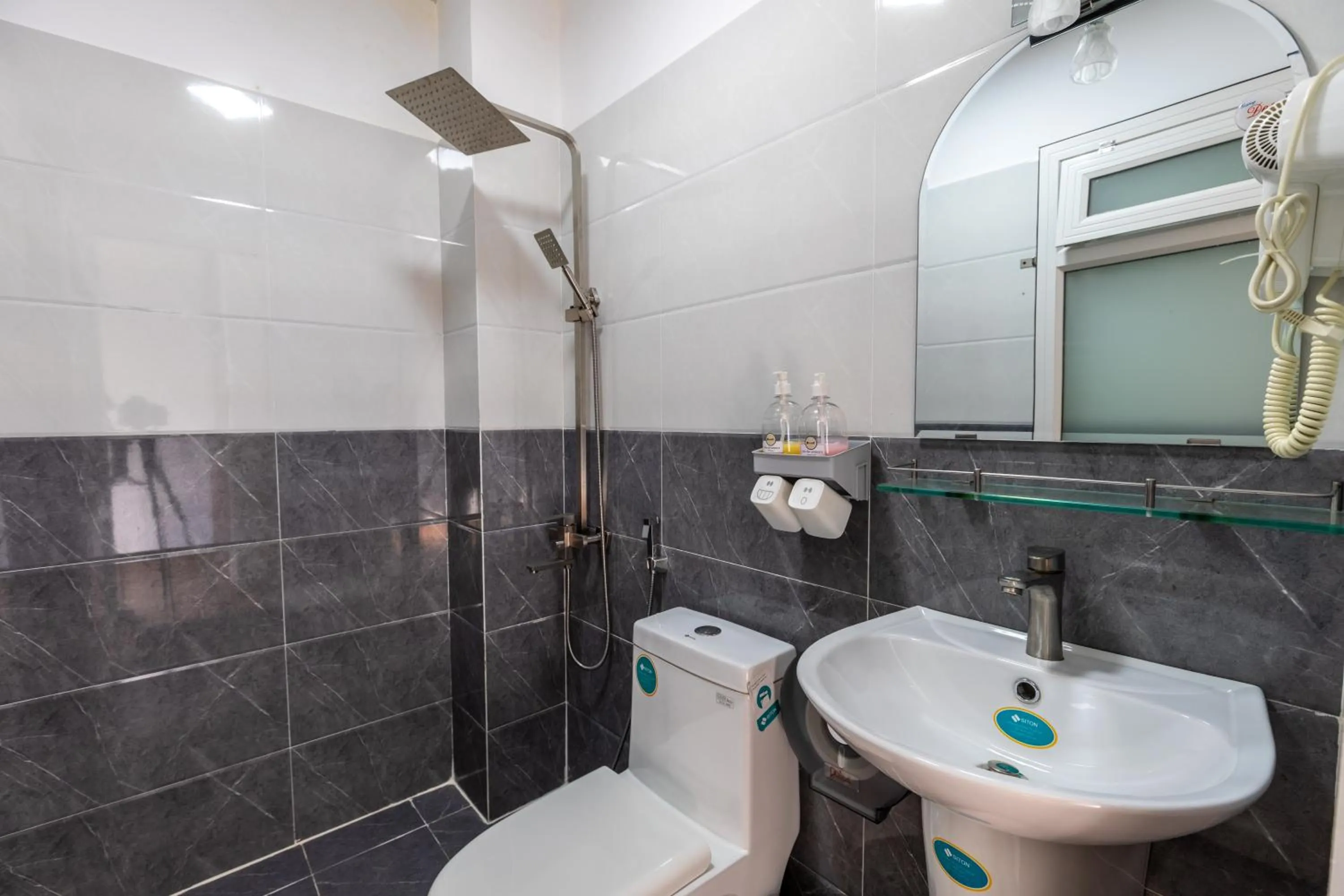 Shower in D Home Da Lat 3