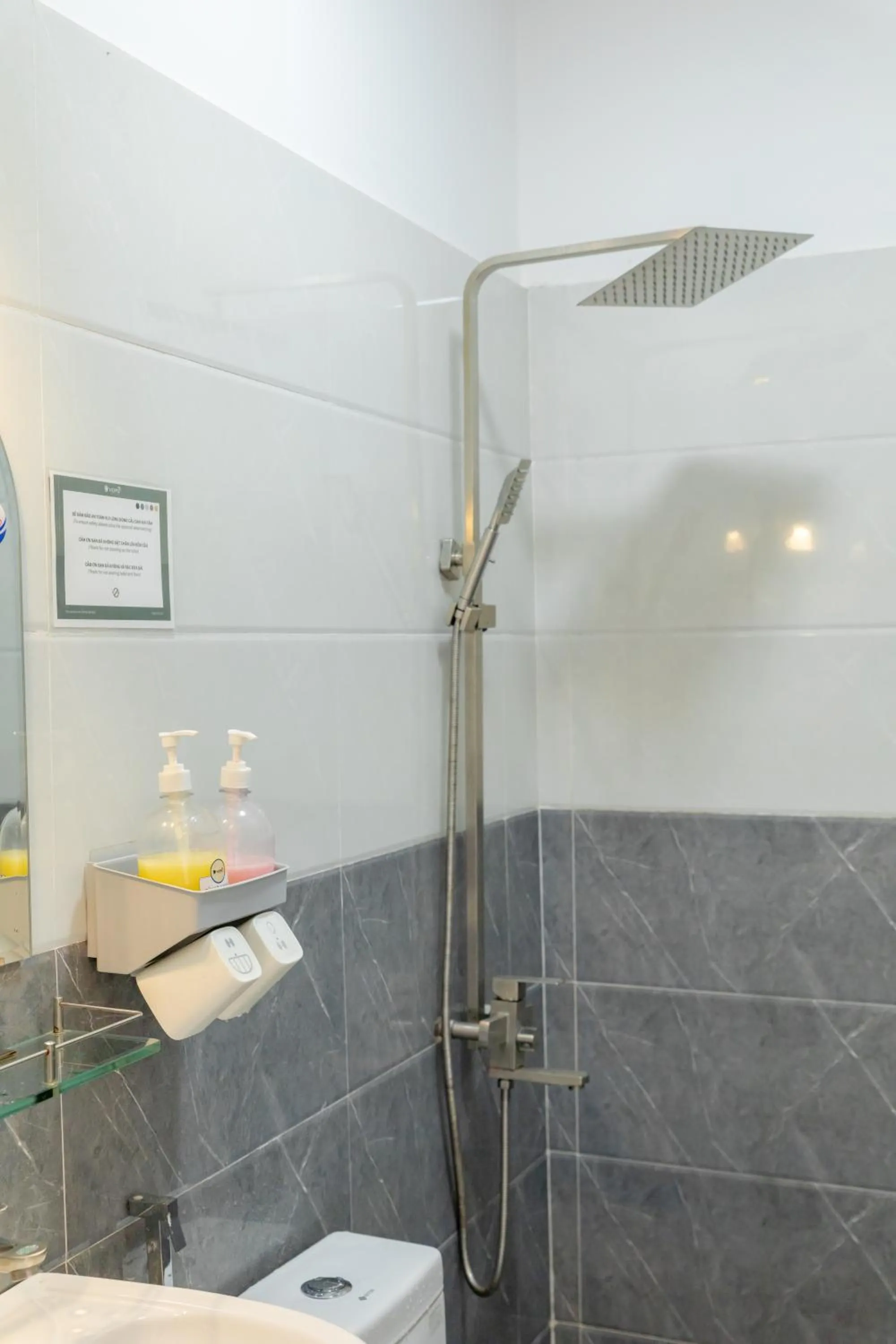 Shower in D Home Da Lat 3
