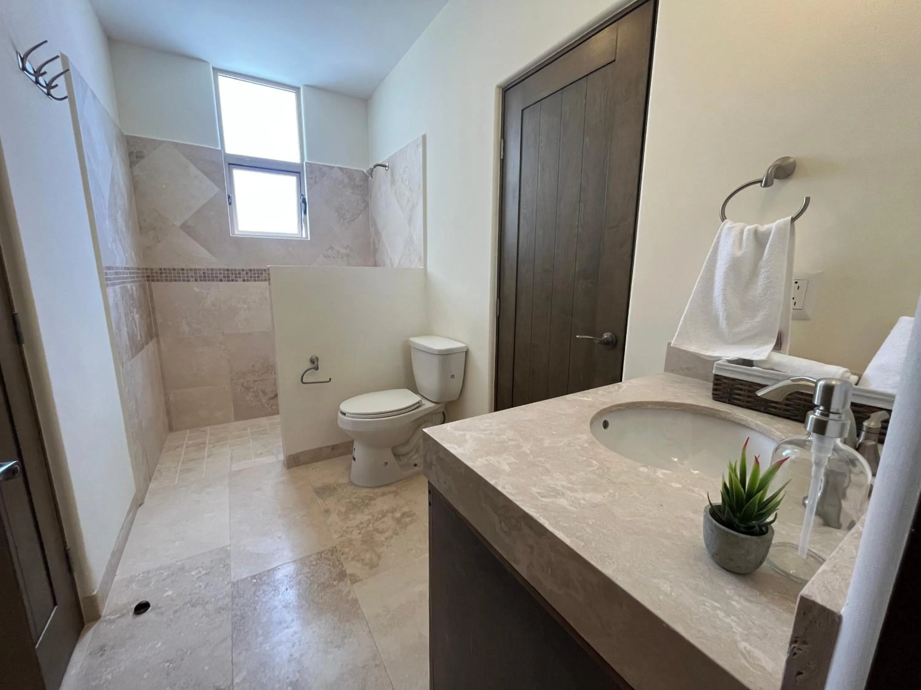 Shower in Beautyful and stuning condo 3bd