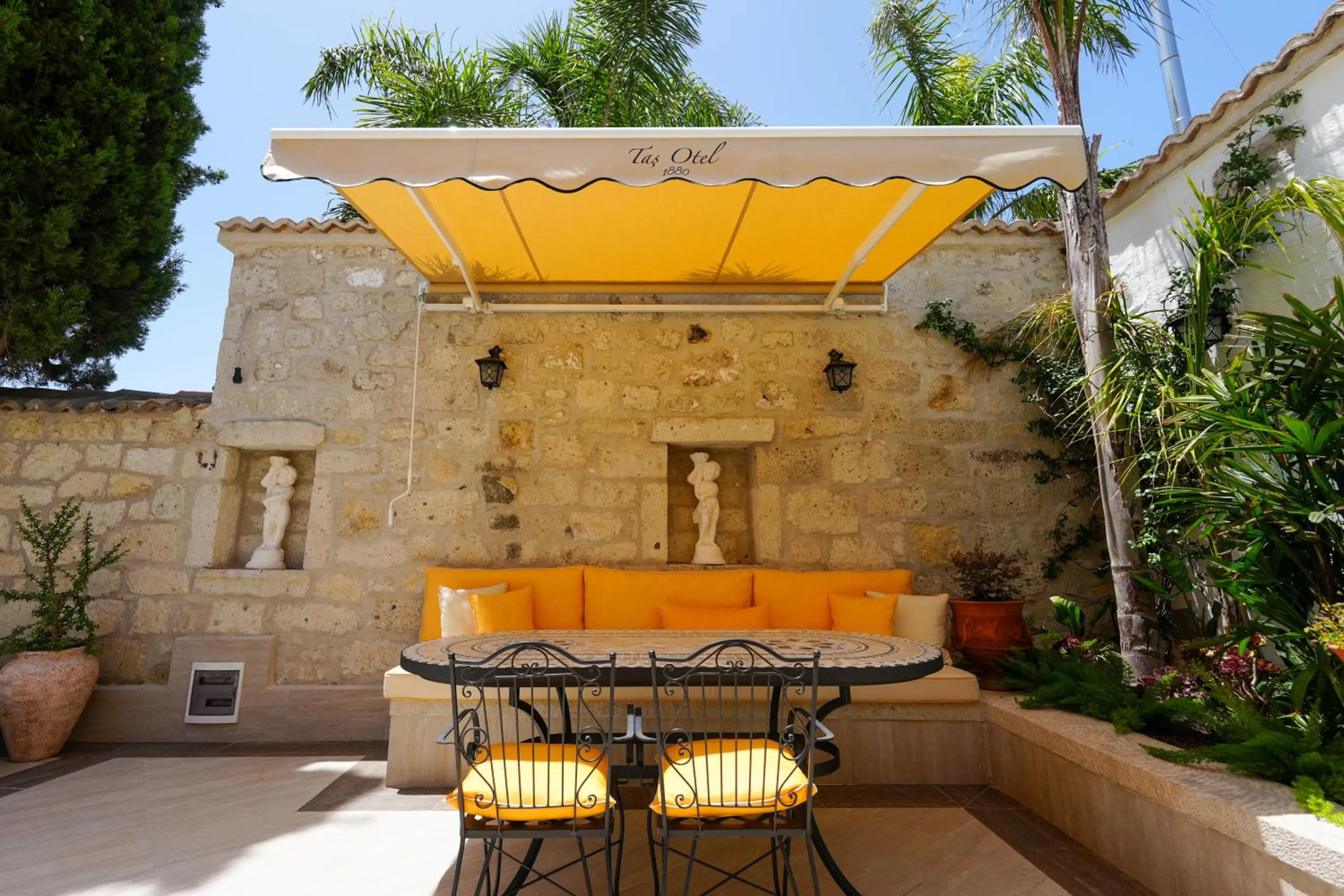 Restaurant/places to eat in Alaçatı Taş Otel