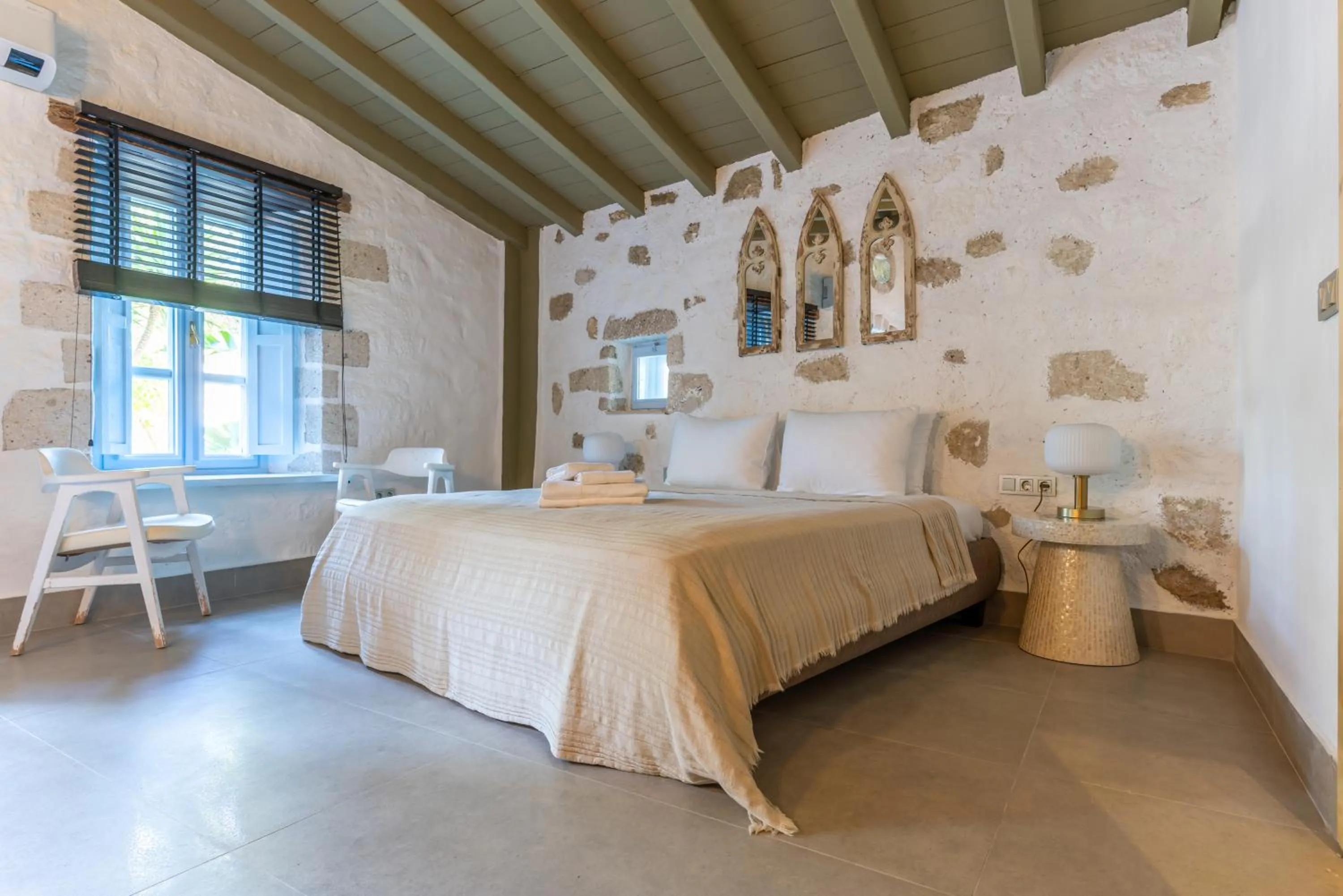 Bed in Alaçatı Taş Otel